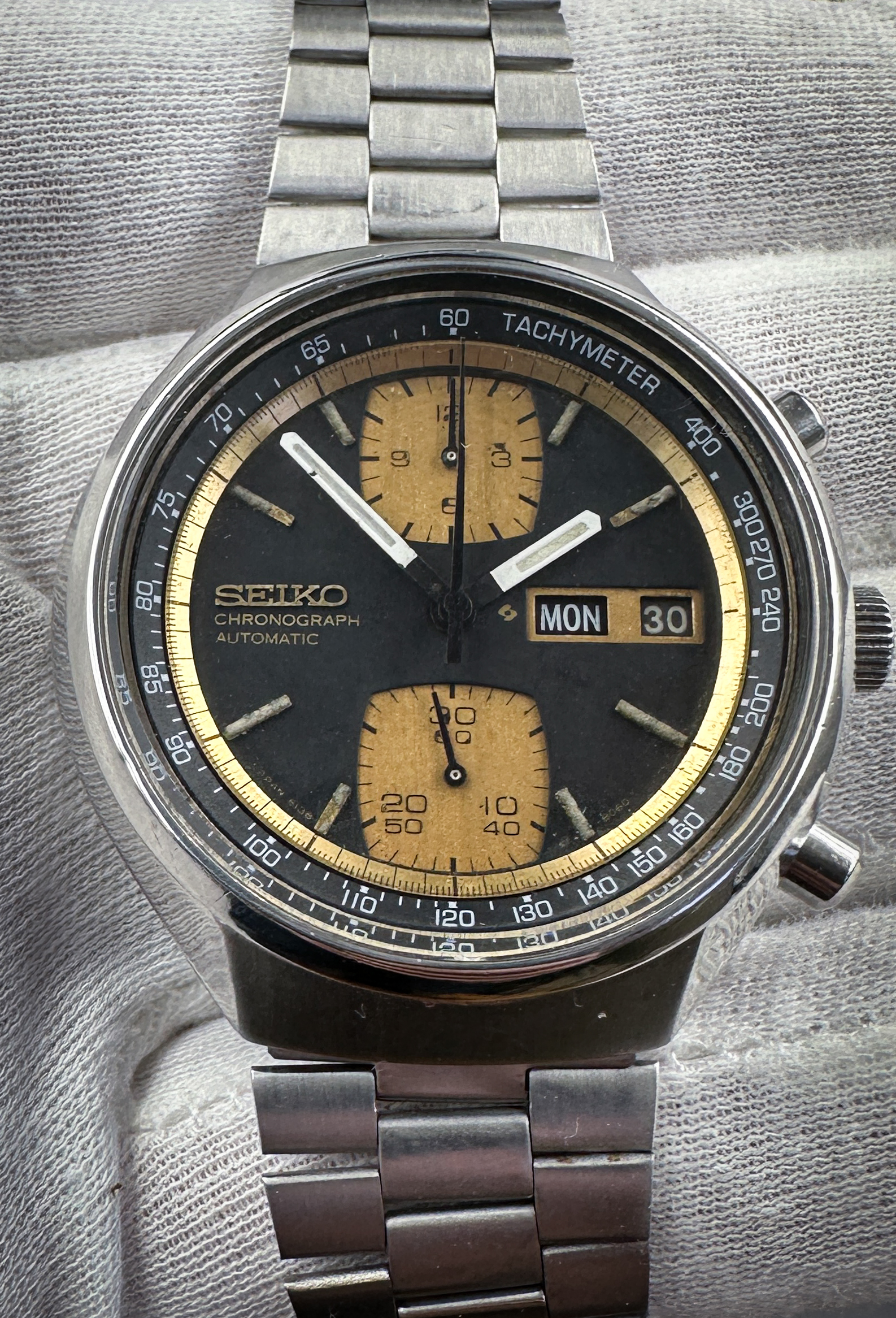 Vintage 1977 Seiko 6138-8030 "John Player Special" automatic chronograph in a 40mm stainless steel case, featuring the 21-Jewel Seiko 6138 automatic movement. This Seiko is running well, keeping time (wrist tested), with the chronograph functioning properly and all registers resetting to "0"