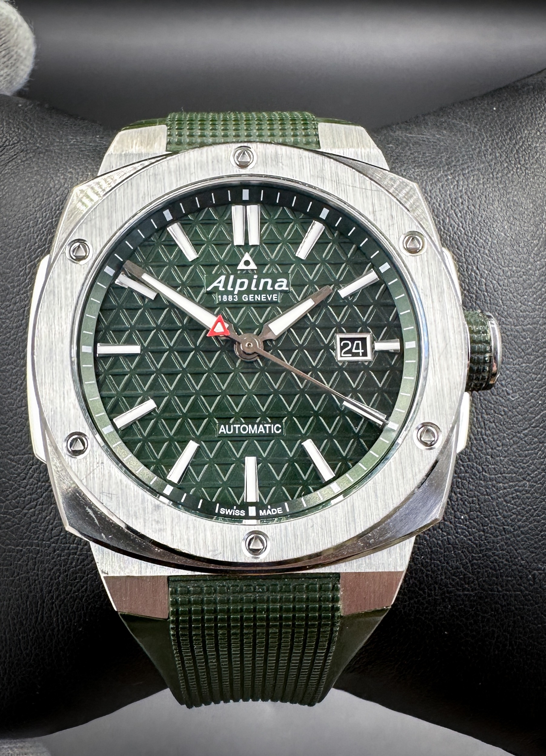 Alpina Alpiner Extreme Automatic in British Racing Green and a 41mm stainless steel case, featuring the Alpina AL525 automatic movement. This Alpina includes the original outer box, inner case, booklets, warranty cards, and hang-tag.