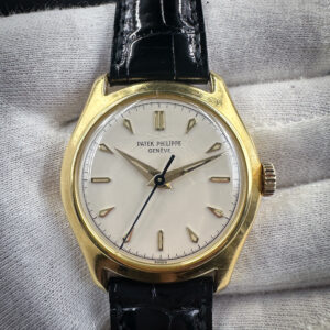 1953 Patek Philippe Calatrava Ref. 2533 in a 34mm 18k yellow gold case, featuring the Patek Philippe sweep second calibre 27SC manual winding movement. This Patek includes the signed and raised-stamp Archive Extract; outer box, watch roll, and a new Patek Philippe leather strap with matching 18k gold buckle.