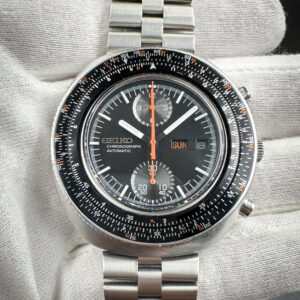 1976 Seiko 6138-7000 Slide Rule in a 44mm stainless steel case, featuring the Seiko 6138 automatic movement. This Seiko has been restored and tested in wonderful working order, with the chronographs resetting to "0." Please note that the original hands, dial, and bezels will be included in this sale.
