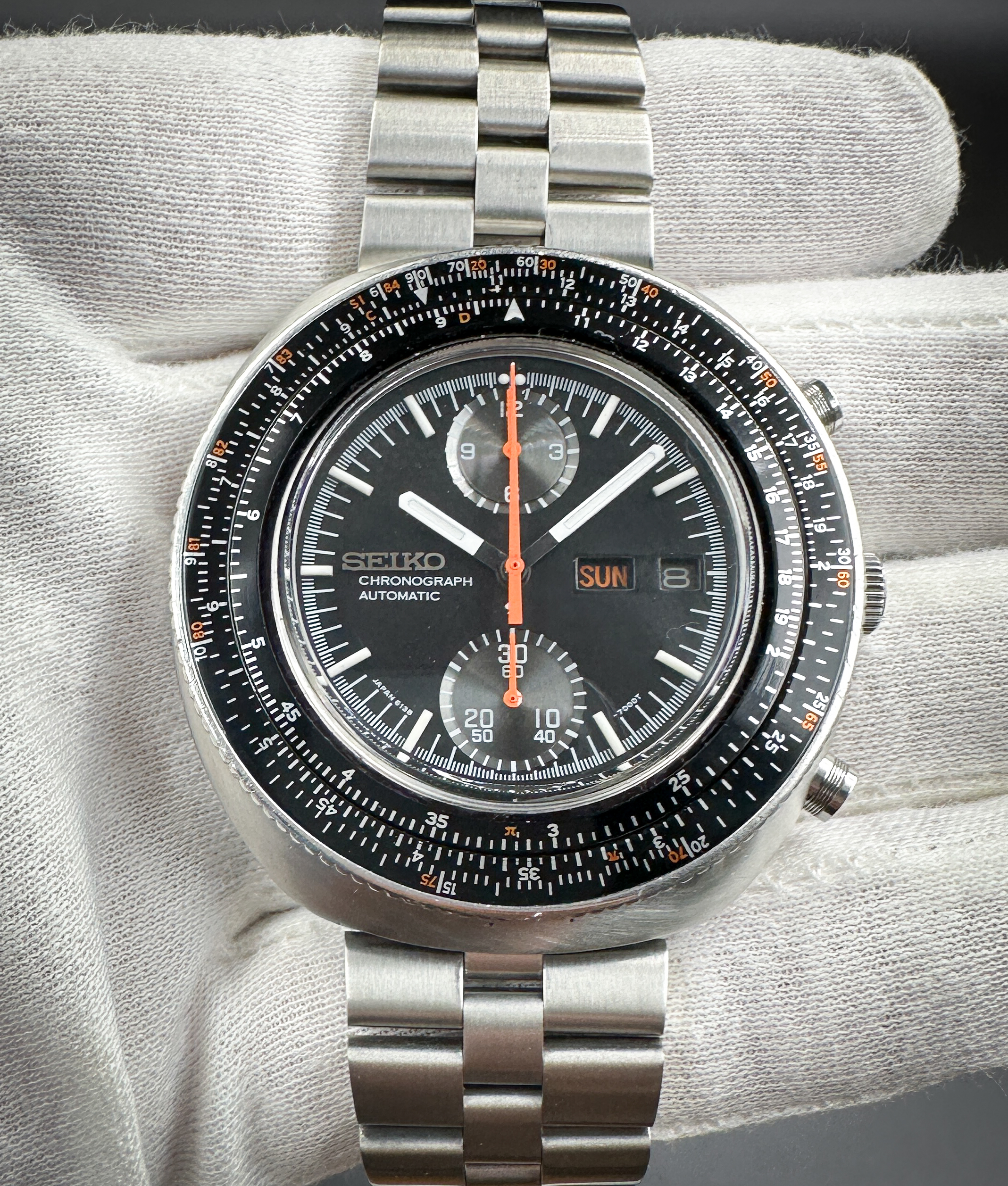 1976 Seiko 6138-7000 Slide Rule in a 44mm stainless steel case, featuring the Seiko 6138 automatic movement. This Seiko has been restored and tested in wonderful working order, with the chronographs resetting to "0." Please note that the original hands, dial, and bezels will be included in this sale.