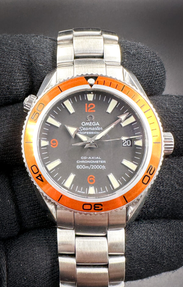 2005 Omega Seamaster 600 Co-Axial 2209.50 in a 42mm stainless steel case, featuring the Omega Chronometer calibre 2500 automatic movement. This Omega includes the outer box, inner case, travel case, booklet, card sleeve, pictogram card, chronometer certification; and warranty card. Case Serial Number: 80950XXX