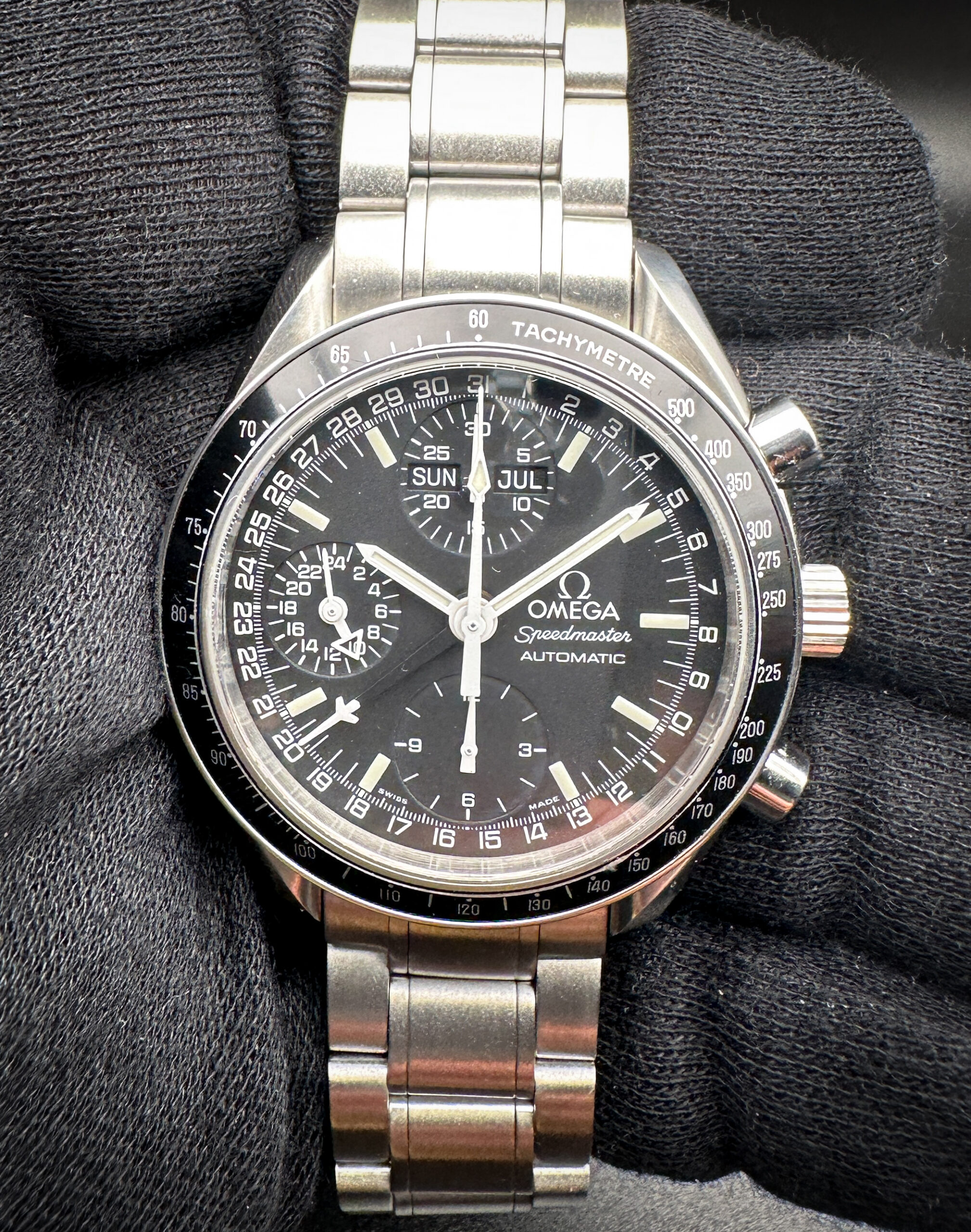 Vintage 1998 Omega Speedmaster Day-Date 3520.50.00 in a 39mm stainless steel case, featuring the Omega calibre 1151 automatic movement. This Speedmaster has been tested in excellent working order and is ready for wear. Includes an Omega outer box; inner wooden case; travel case; instruction manual; Omega warranty card; wallet; and serial-number matching hang-tag.
