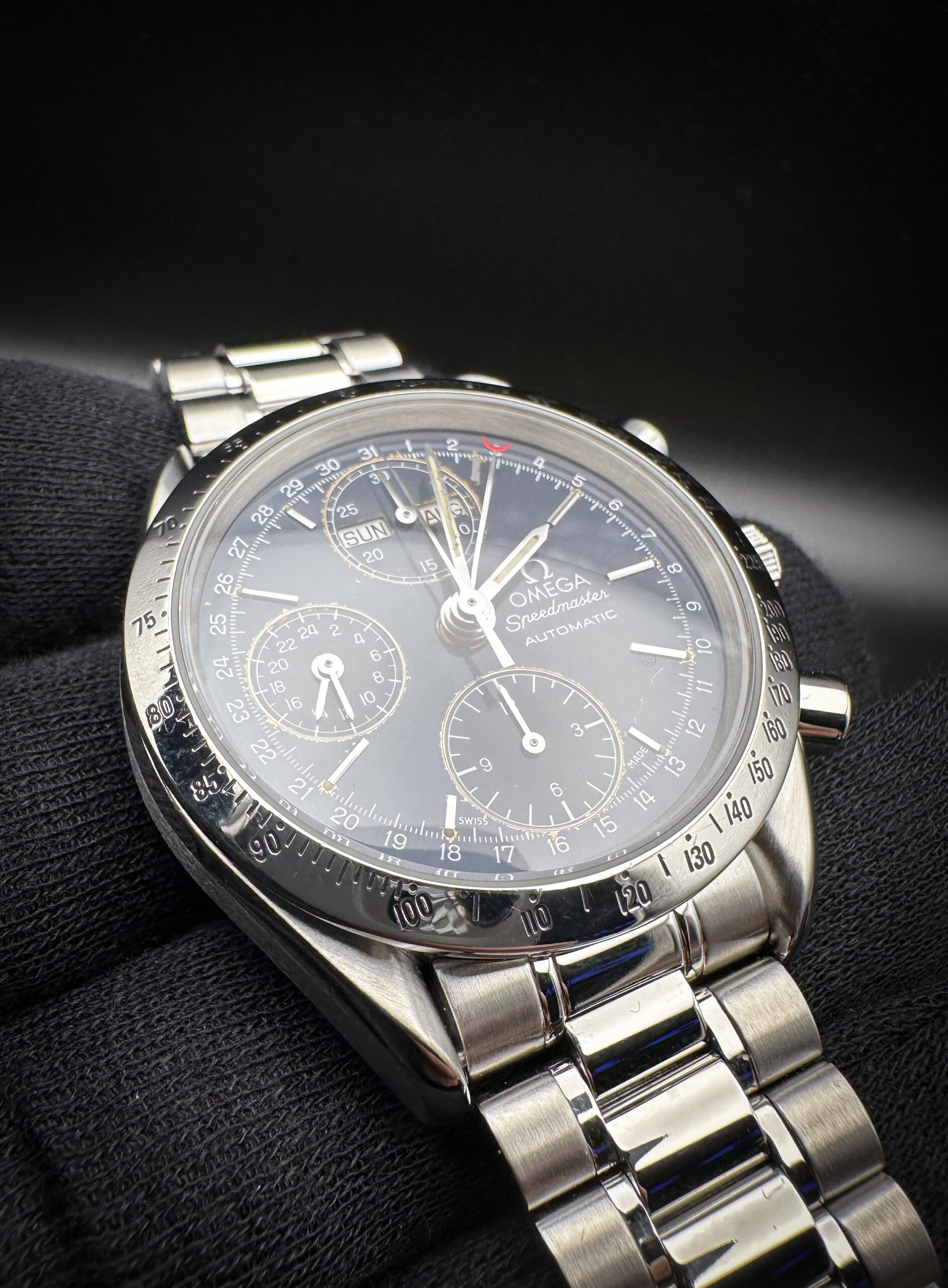 1993 Omega Speedmaster Day-Date Triple Calendar 3521.80 in a 39mm stainless steel case, featuring the Omega caliber 1150 automatic movement. This Speedmaster has been tested in excellent working order and is ready for wear or to be added to a collection. It includes the outer box; inner red leatherette case; wallet, operating instructions; and a TLC warranty card. Caseback Serial Number: 554686XXX