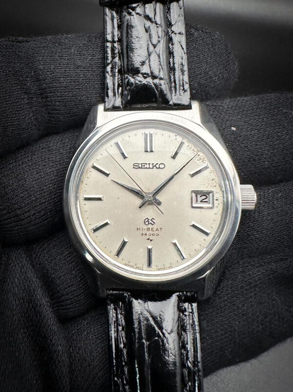 1968 Grand Seiko 4522-8000 in a 36mm stainless steel case, featuring the Grand Seiko 4522A Hand-Wound movement. This GS has been tested in wonderful working order and is ready for wear or to be added to a collection. This GS includes a new watch roll from Wrist Wraith. Case Serial number: 8003XX