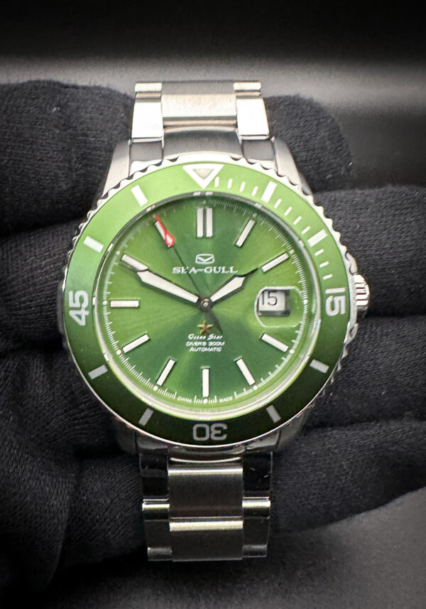 Limited Edition #164 of 500 Sea-Gull Ocean Star 816.92.1203, in a 44mm stainless steel case, featuring the ST2130 automatic movement. This Sea-Gull has been tested in excellent working order and is ready for wear or to be added to a collection. Includes the outer box, booklet, warranty cards, and customer card.