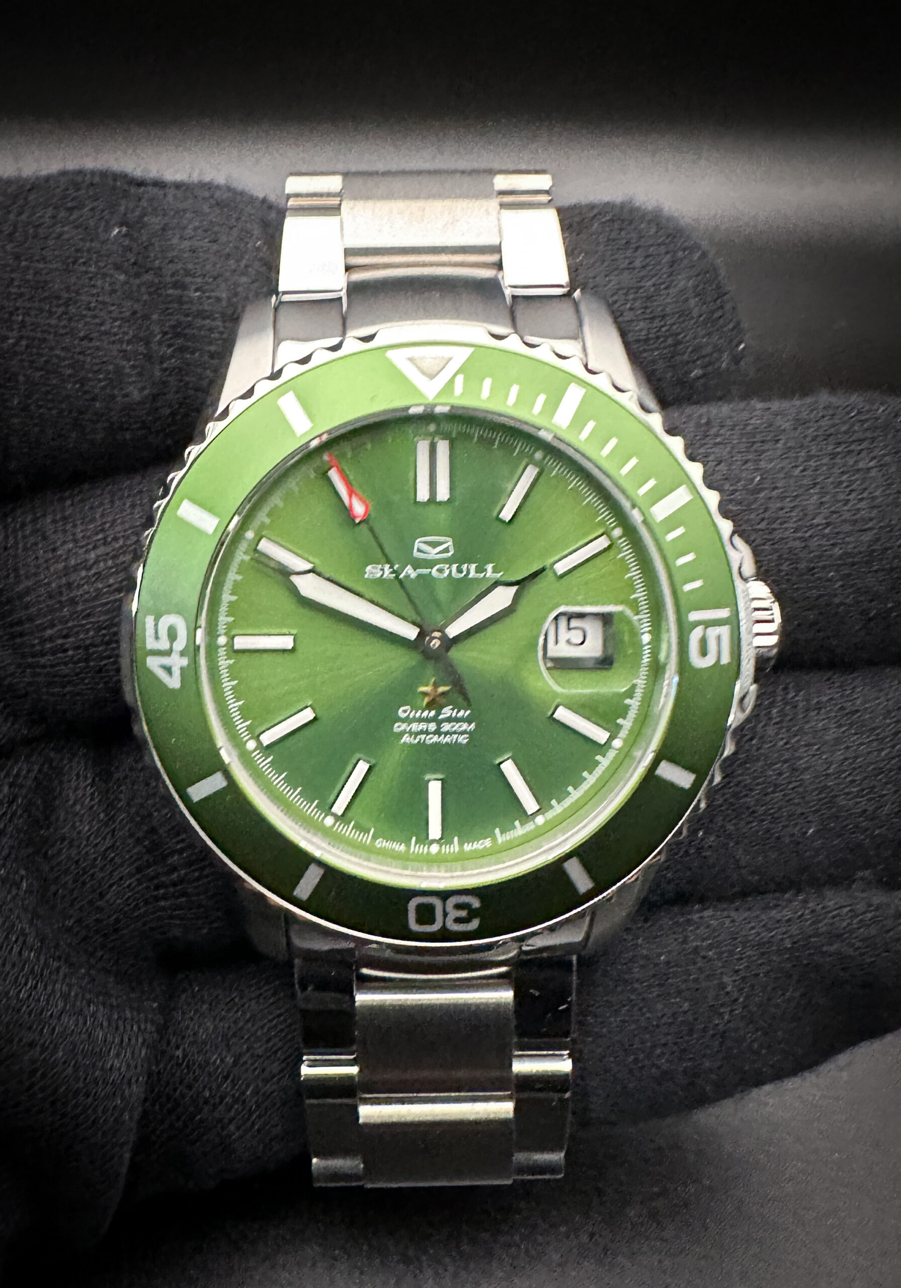 Limited Edition #164 of 500 Sea-Gull Ocean Star 816.92.1203, in a 44mm stainless steel case, featuring the ST2130 automatic movement. This Sea-Gull has been tested in excellent working order and is ready for wear or to be added to a collection. Includes the outer box, booklet, warranty cards, and customer card.