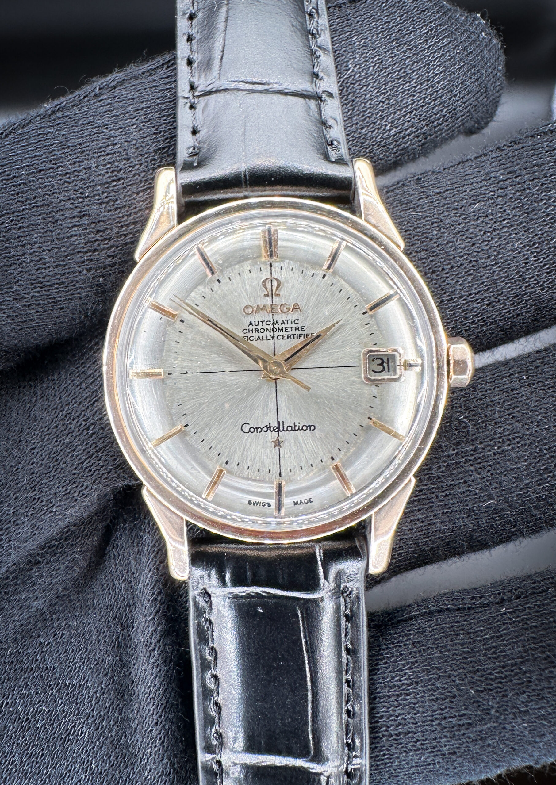 1960's Omega Constellation Automatic Date 168.005, with a Pie-Pan dial, in a 34mm gold and steel case, featuring the Omega caliber 561 automatic movement. This Omega includes the original Omega hallmarked buckle, a new Wrist Wraith watch roll, and the TLC warranty/authentication card.