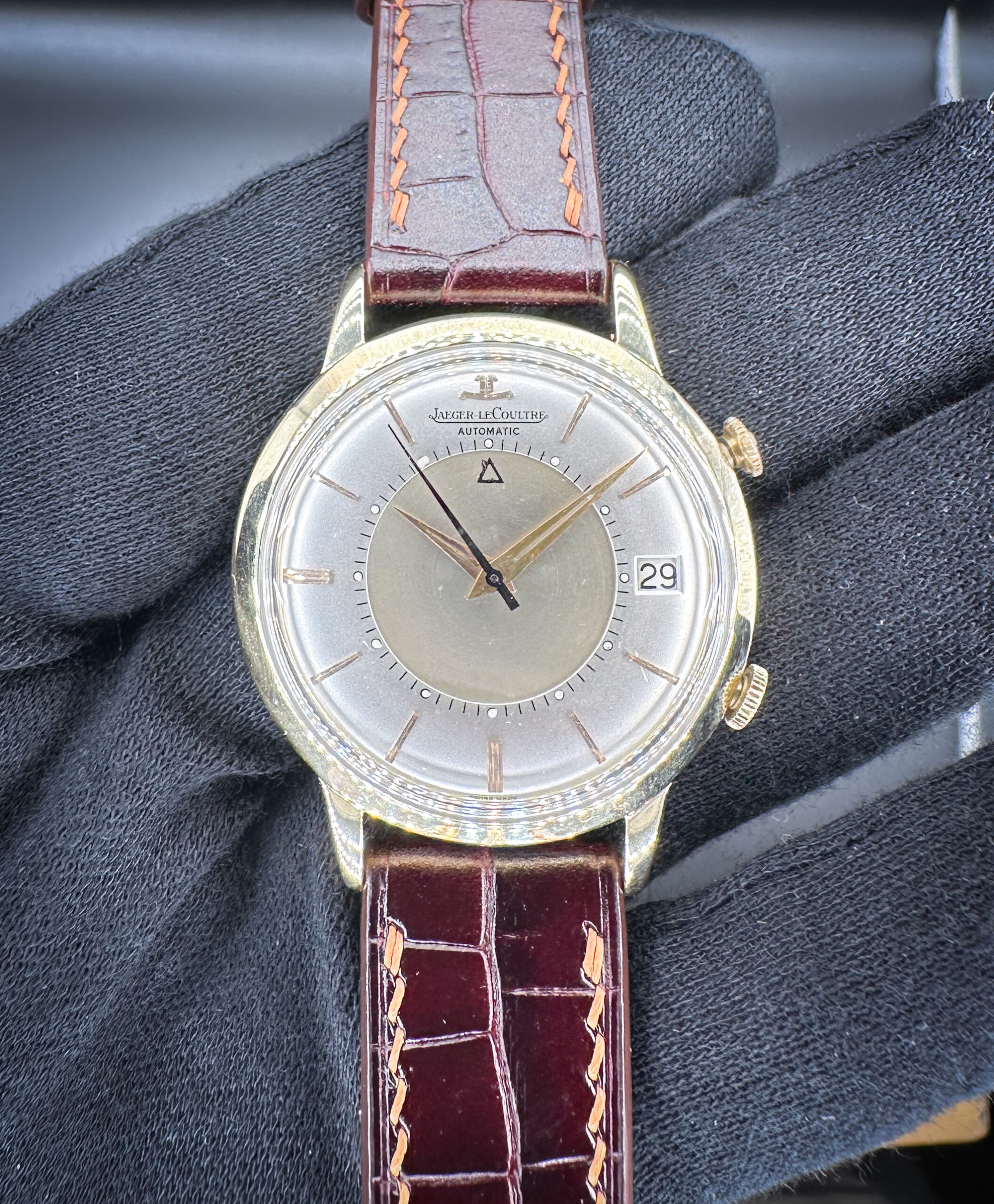 Jaeger Le-Coultre Memovox Jumbo Alarm 855 in a 37mm solid gold case, featuring the JLC caliber K825 "bumper" automatic movement. This JLC has been tested in good working order, to include the alarm and is ready for wear or to be added to a collection. Includes a new Wrist Wraith watch roll, and the TLC warranty/authentication card. Movement Serial Number: 1542XXX Caseback Serial Number: 1219XXX