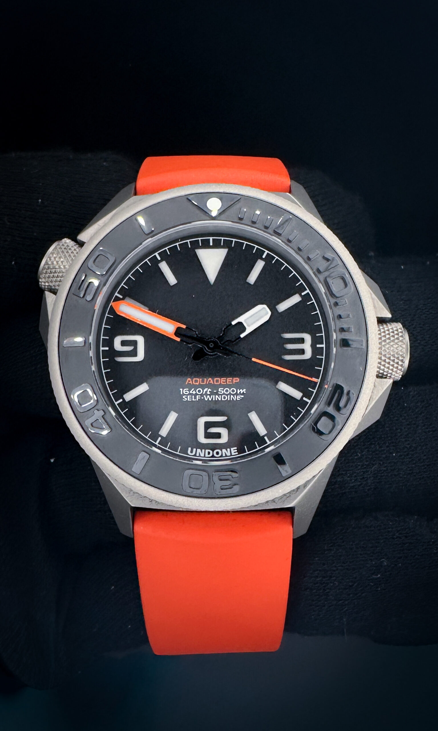 Undone Aquadeep Signal Orange Automatic in a 43mm titanium case, powered by the Seiko NH35A automatic movement. Includes the original box, warranty card (2023), and QR code user manual.