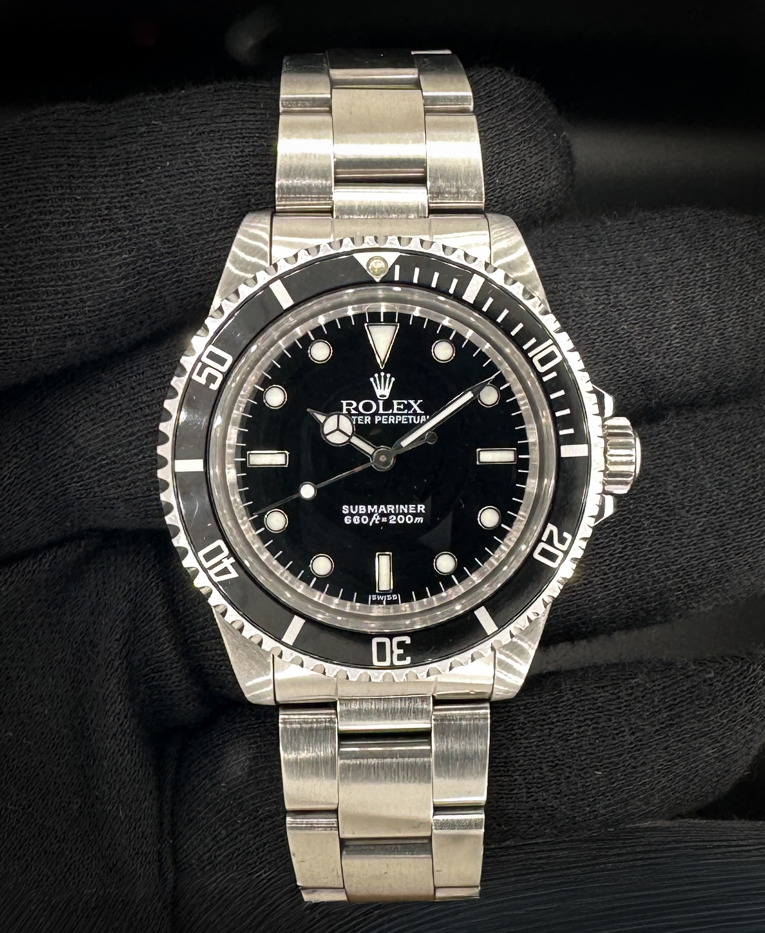 Vintage 1985 Rolex Submariner 5513 in a 40mm stainless steel case, featuring the Rolex 1520 automatic movement. This Rolex has been tested in excellent working order and is ready for wear or to add to a collection. Includes: the original box and TLC authentication/warranty card. Case Serial Number: 8782XXX