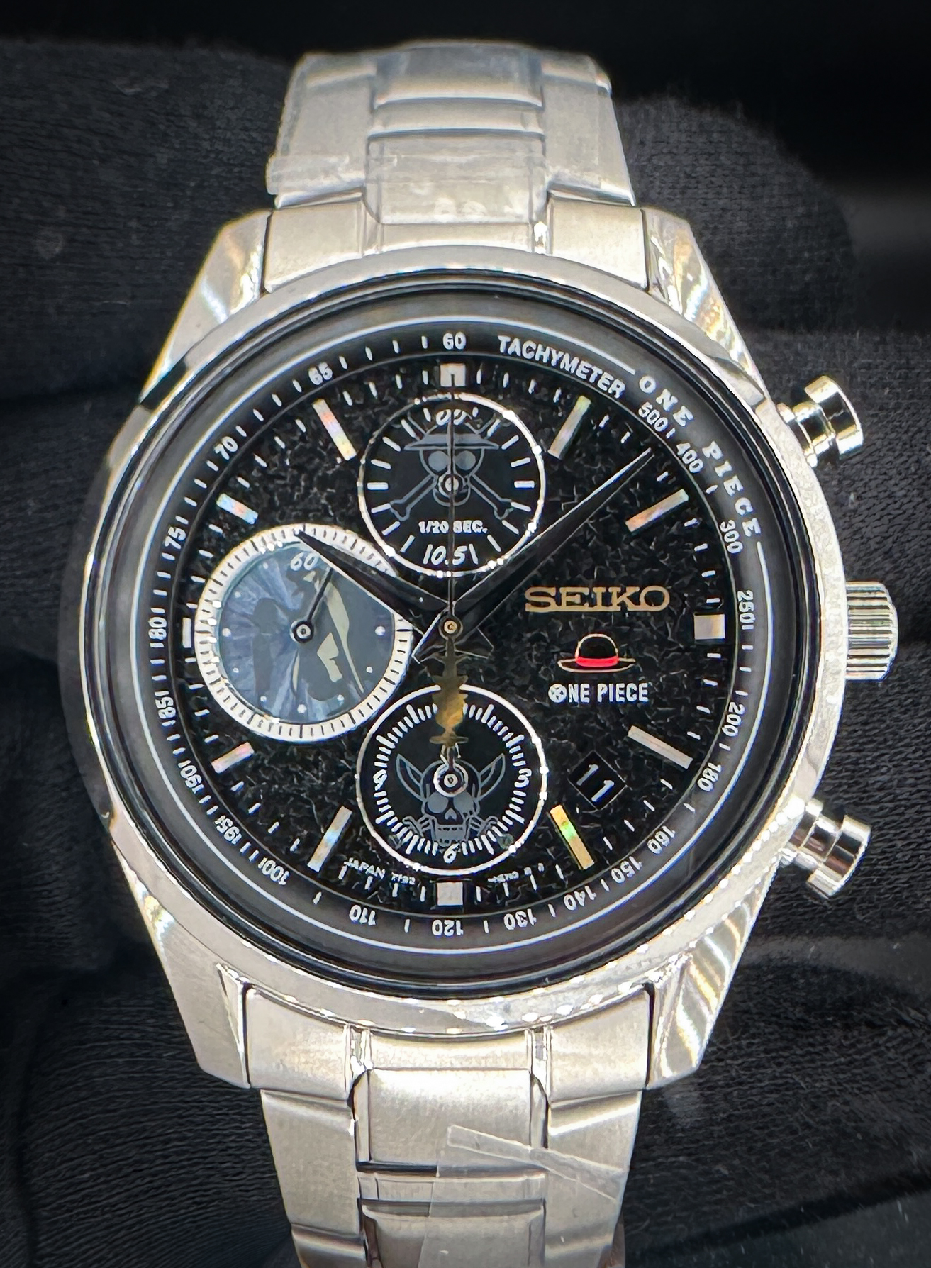 New, unworn Seiko One Piece 25th Anniversary, Limited Edition #2595/5000 in a 39mm stainless steel case. This Seiko includes: outer box, inner One Piece case; One Piece authentication card; instruction book; and open warranty card.