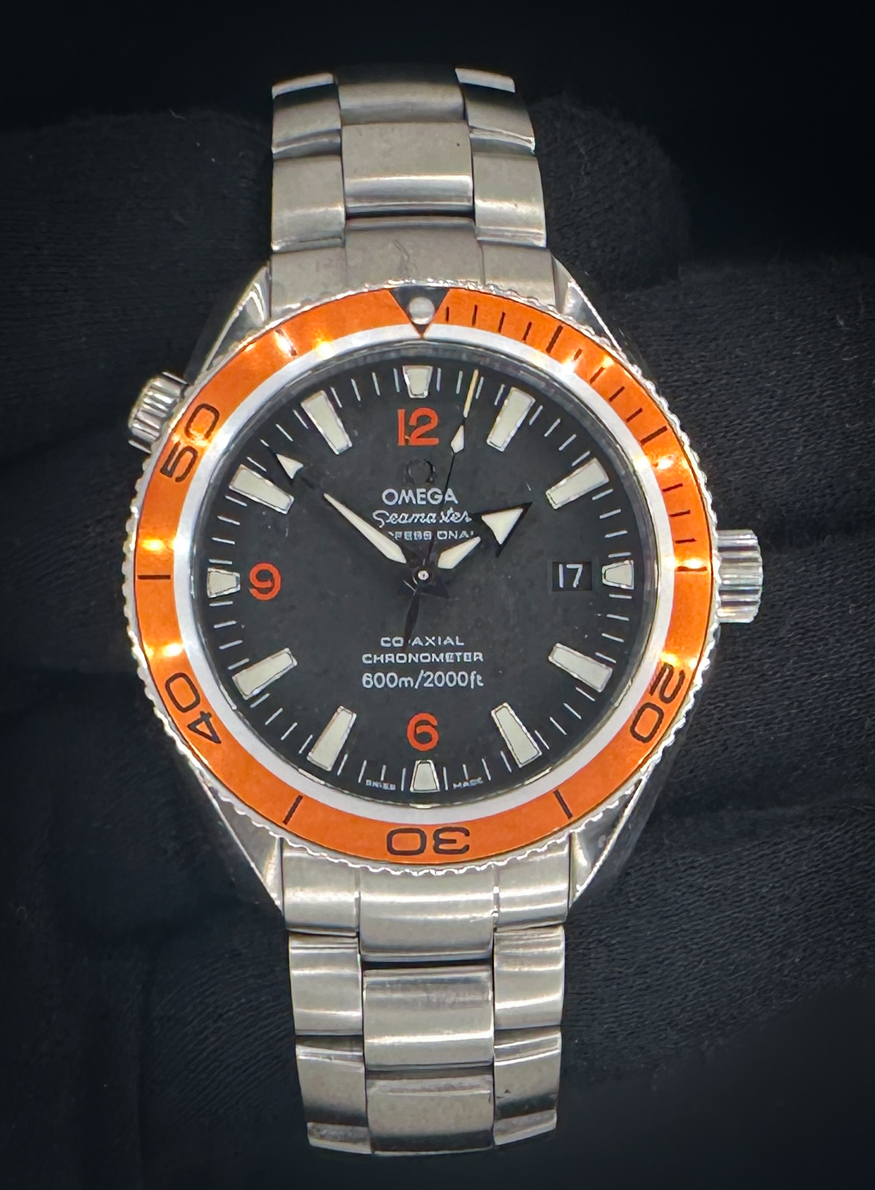Omega Seamaster Co-Axial 600m 2209.50.00 in a 42mm stainless steel case, featuring the Omega 2500 automatic movement. This Seamaster has been tested in good working order and is ready for daily wear or to be added to a collection. Includes the outer box, inner case, instruction book, leatherette wallet, and original warranty card. Warranty Card Dated: 09JUL05 Case Serial Number: 80881XXX