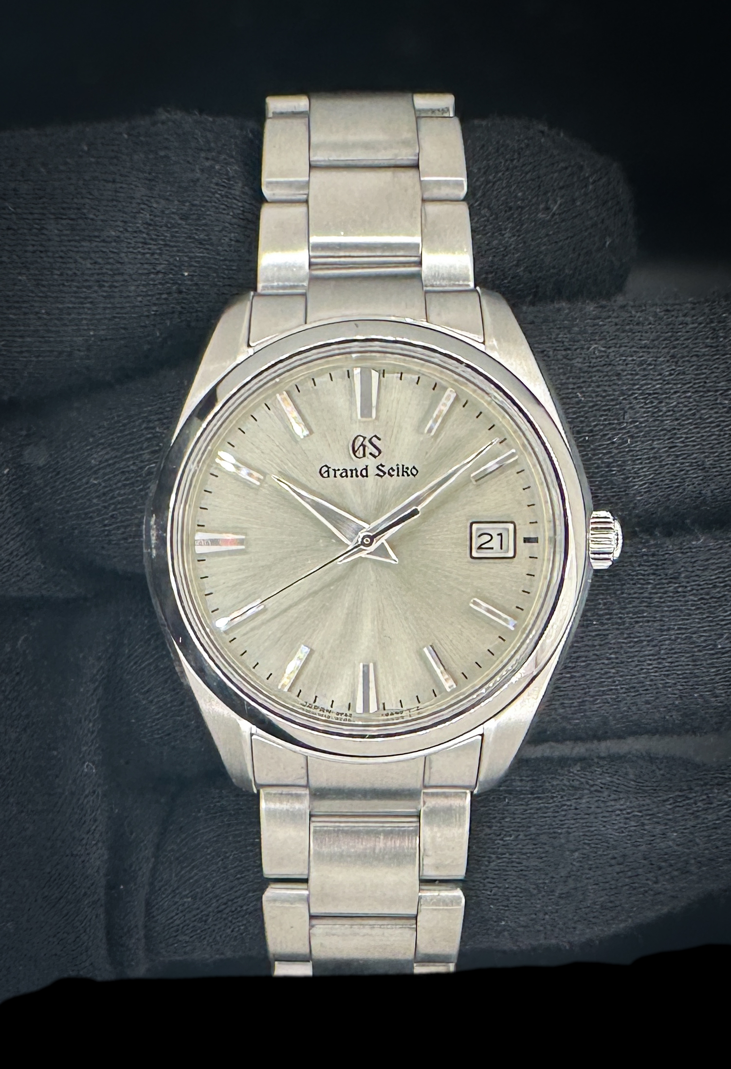 Grand Seiko Heritage Collection SBGX263 in a 37mm stainless steel case, featuring the Grand Seiko 9F62 quartz movement. This GS includes: Outer Box; Inner Case; Instruction Booklet; Warranty/Registration Booklet; Warranty Card; and Extra link. Warranty Card Dated: 2022/5/7
