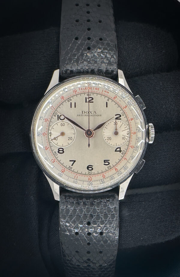 Mid-Century Doxa Two-Register Chronograph in a 38mm case, powered by the hand-wound Valjoux 22 chronograph, with Doxa-signed Bridge. This Doxa has been tested in excellent working order and is ready to be added to a collection or for daily-wear. Caseback Serial Number: 4815XXX