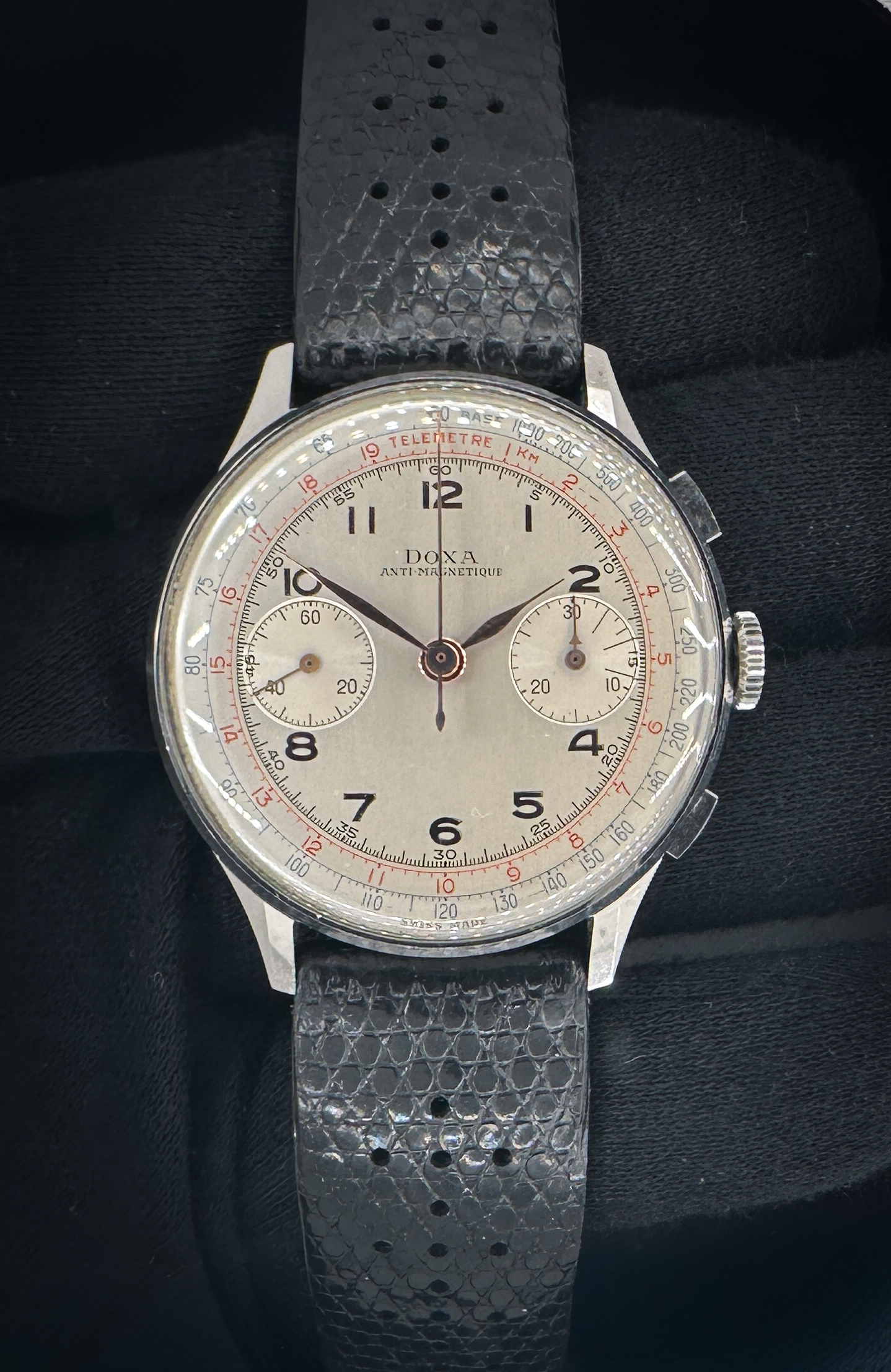 Mid-Century Doxa Two-Register Chronograph in a 38mm case, powered by the hand-wound Valjoux 22 chronograph, with Doxa-signed Bridge. This Doxa has been tested in excellent working order and is ready to be added to a collection or for daily-wear. Caseback Serial Number: 4815XXX