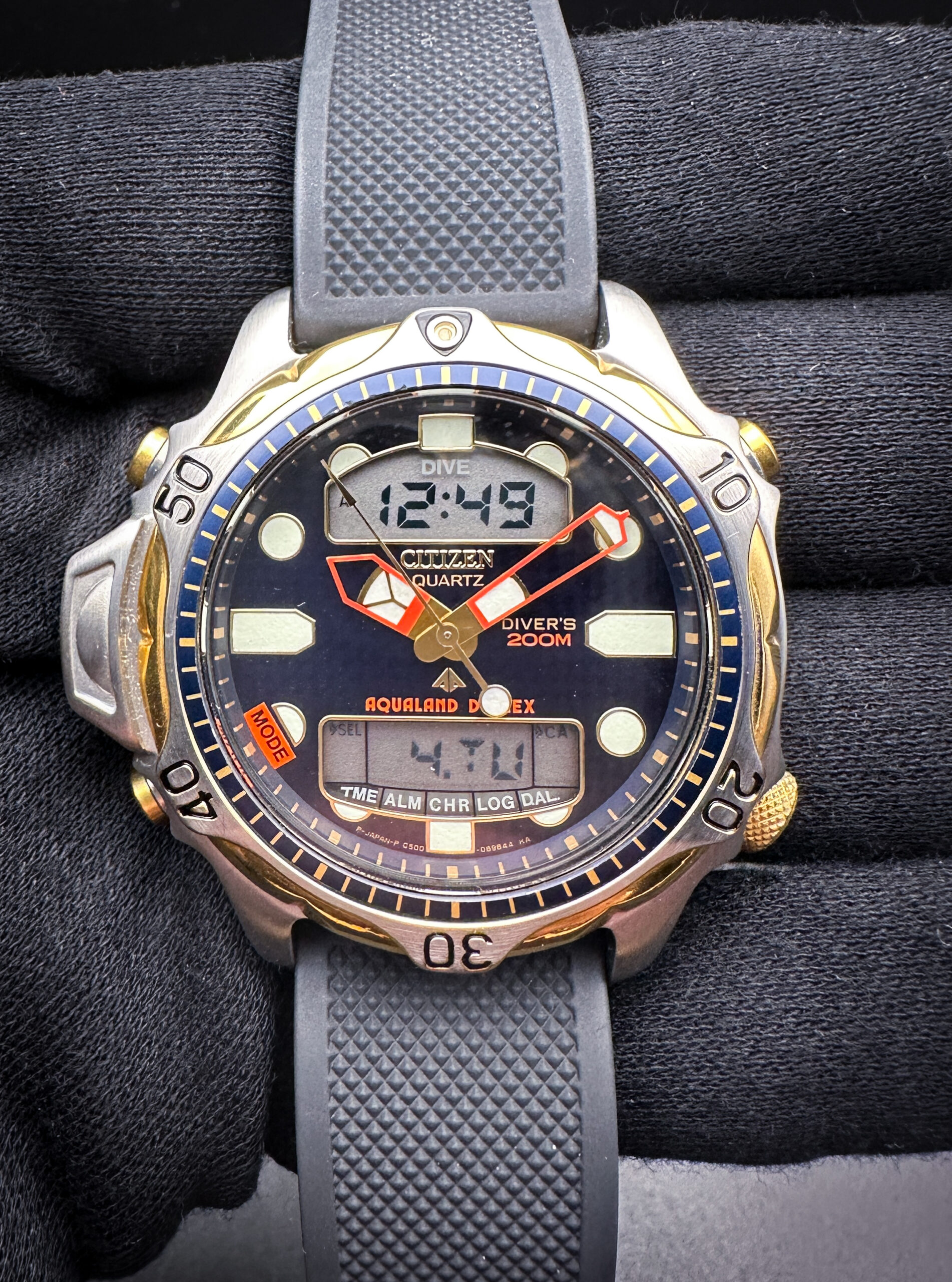 Original vintage c.1996 Citizen Aqualand Pro Diver Duplex C506-E80427 in a 45mm case. This Citizen is in pristine condition, with a new battery installed October 2025. All functions are operating as designed. This Citizen has been paired with a new, unworn two-piece rubber diver strap, with two optional strap lengths. 