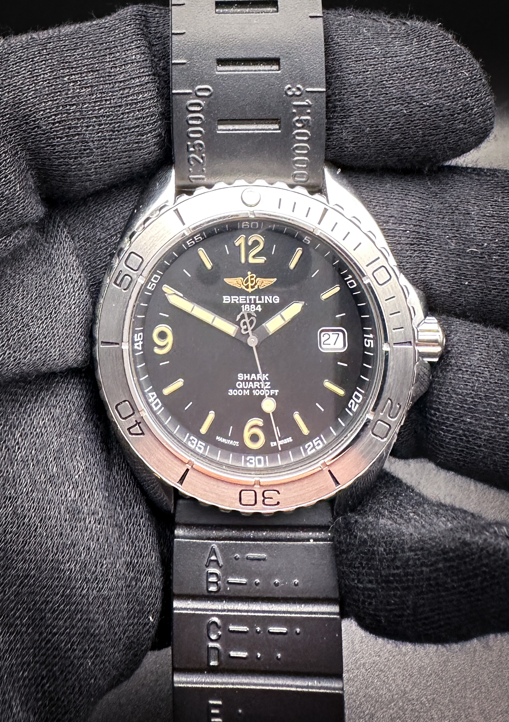 Exceptional Breitling Shark A58605 in a 41mm stainless steel case, powered by the Breitling caliber 58 quartz movement. This Breitling has been tested in wonderful working order with a new battery installed in October 2025. This watch includes: outer Breitling box, inner case, instruction booklet, warranty booklet, general agents booklet, and stamped open warranty card.