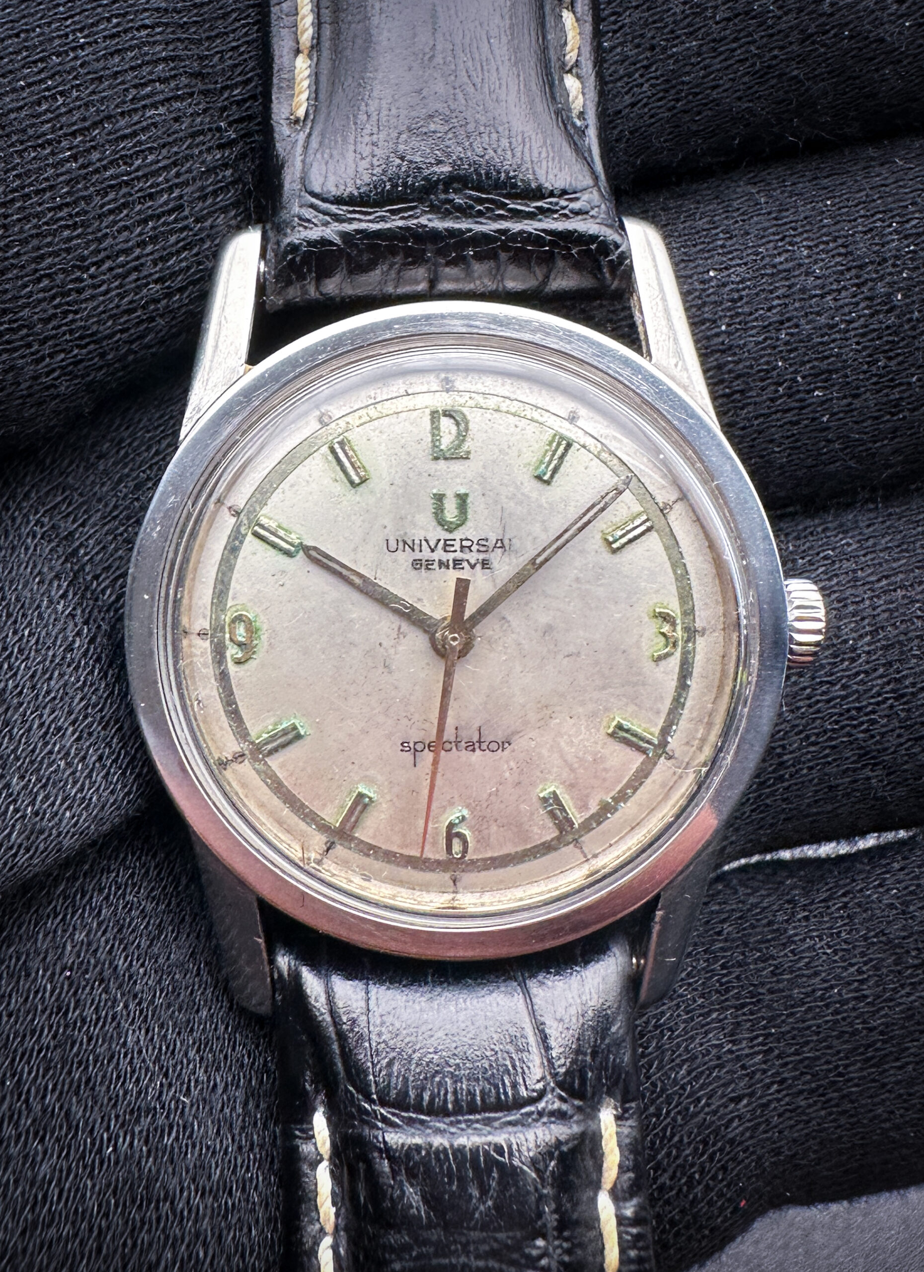 Vintage c. 1958 Universal Geneve Spectator 210201-51 in a 32mm stainless steel case, powered by the UG caliber 1005 hand-wound movement. This UG has been tested in excellent working order and is ready for wear or to be added a collection. Includes a new Wrist Wraith watch roll, and TLC authentication/warranty card from Date of Sale. Caseback Serial Number: 199XXX
