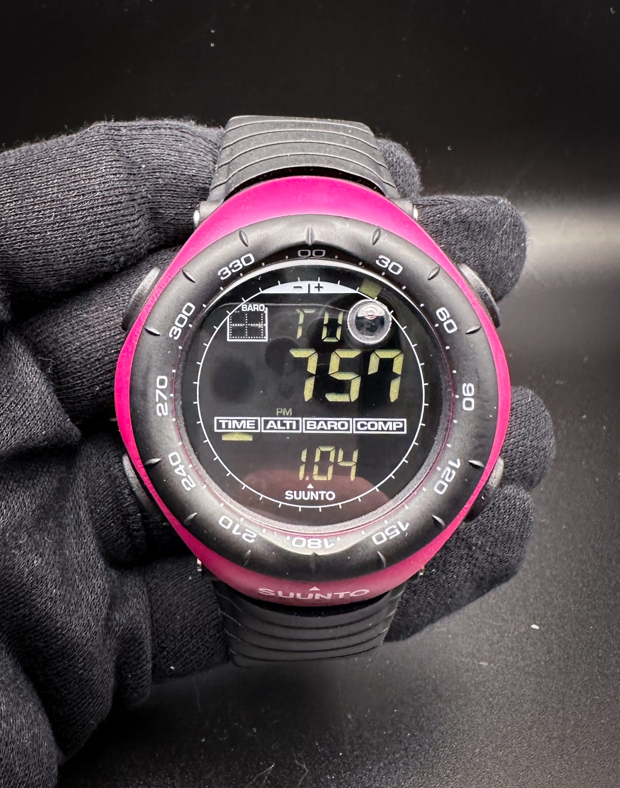 New, Unworn Suunto Vector Violet Komen BCRF Edition. This Suunto has been tested in excellent working order with a new battery installed in October 2025. Includes: original outer box; battery change kit; instruction book; quick-set guide; open warranty card; and BCRF card.