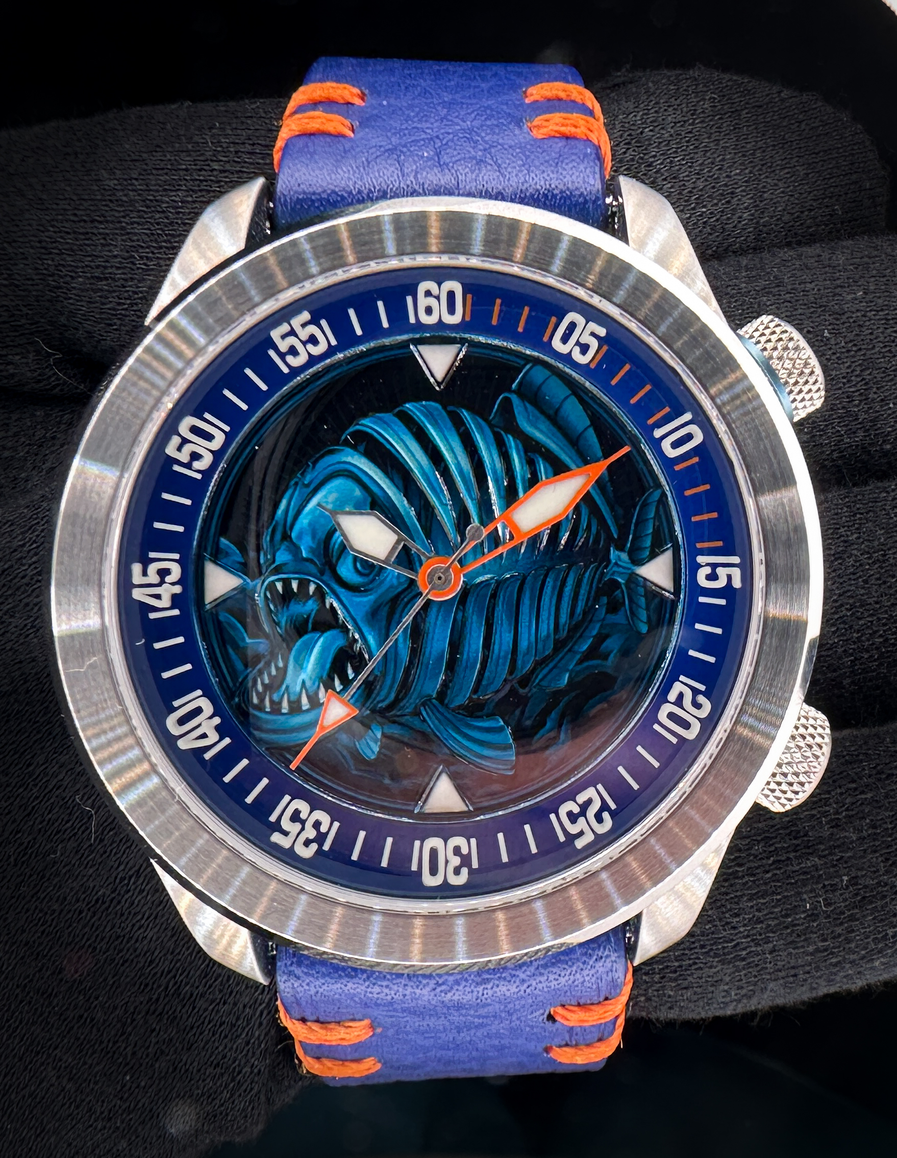 Ocean Crawler Piranha Ceramic-Enamel Dial Limited Edition in a 43mm stainless steel case, powered by the Sellita SW100 automatic movement. This Ocean Crawler includes the outer box, inner case, instruction booklet, warranty card, and an extra rubber strap. 