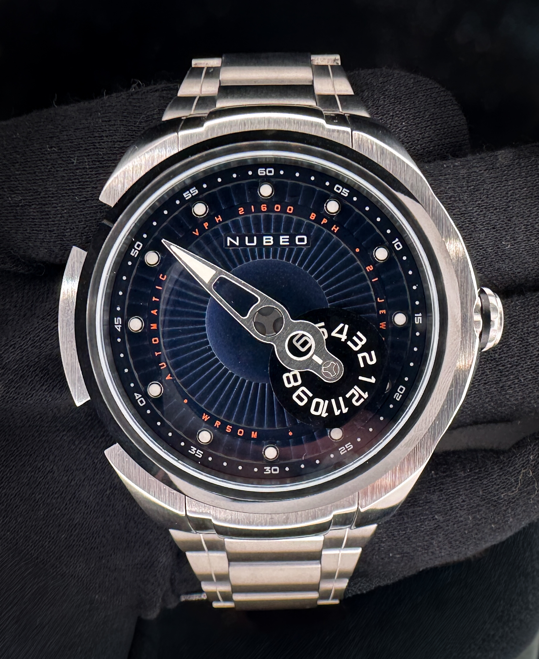 Nubeo Satellite 2.0 Shuttle Blue Limited Edition #335/500 in a 48mm stainless steel case. This Nubeo includes the outer box; inner case; Certificate of Authenticity; Instruction manual; hang-tag; open warranty card; and all extra links. 