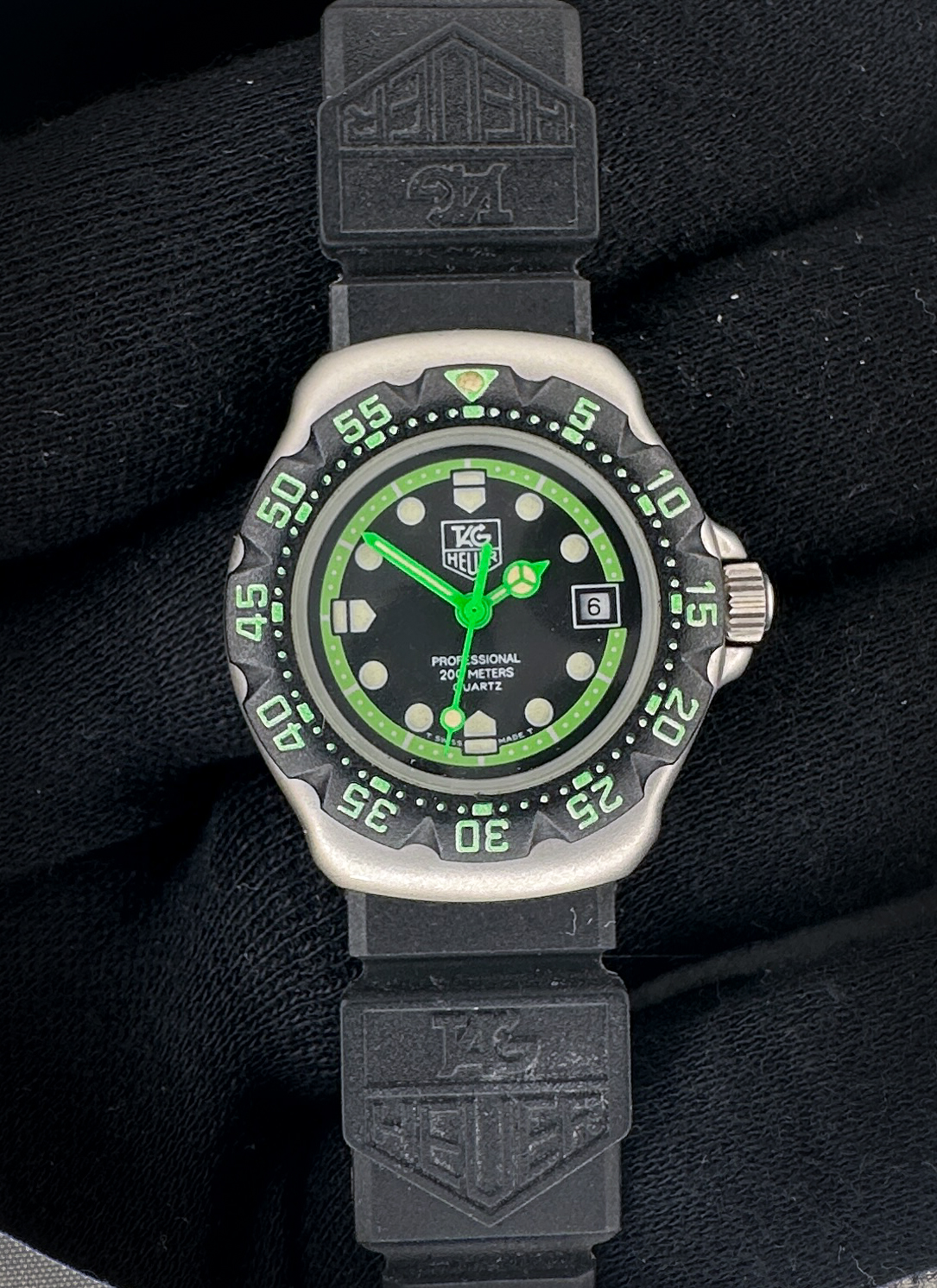 Vintage 1994 TAG Heuer Formula 1 375.508 in a 28mm stainless steel case, powered by the Tag Heuer caliber 3.90. This watch has been tested in excellent working order with a new battery installed November 2025. Includes: outer box, inner clear-top case; instruction booklet; warranty booklet (Stamped July 4, 1994); and original sales receipt. 