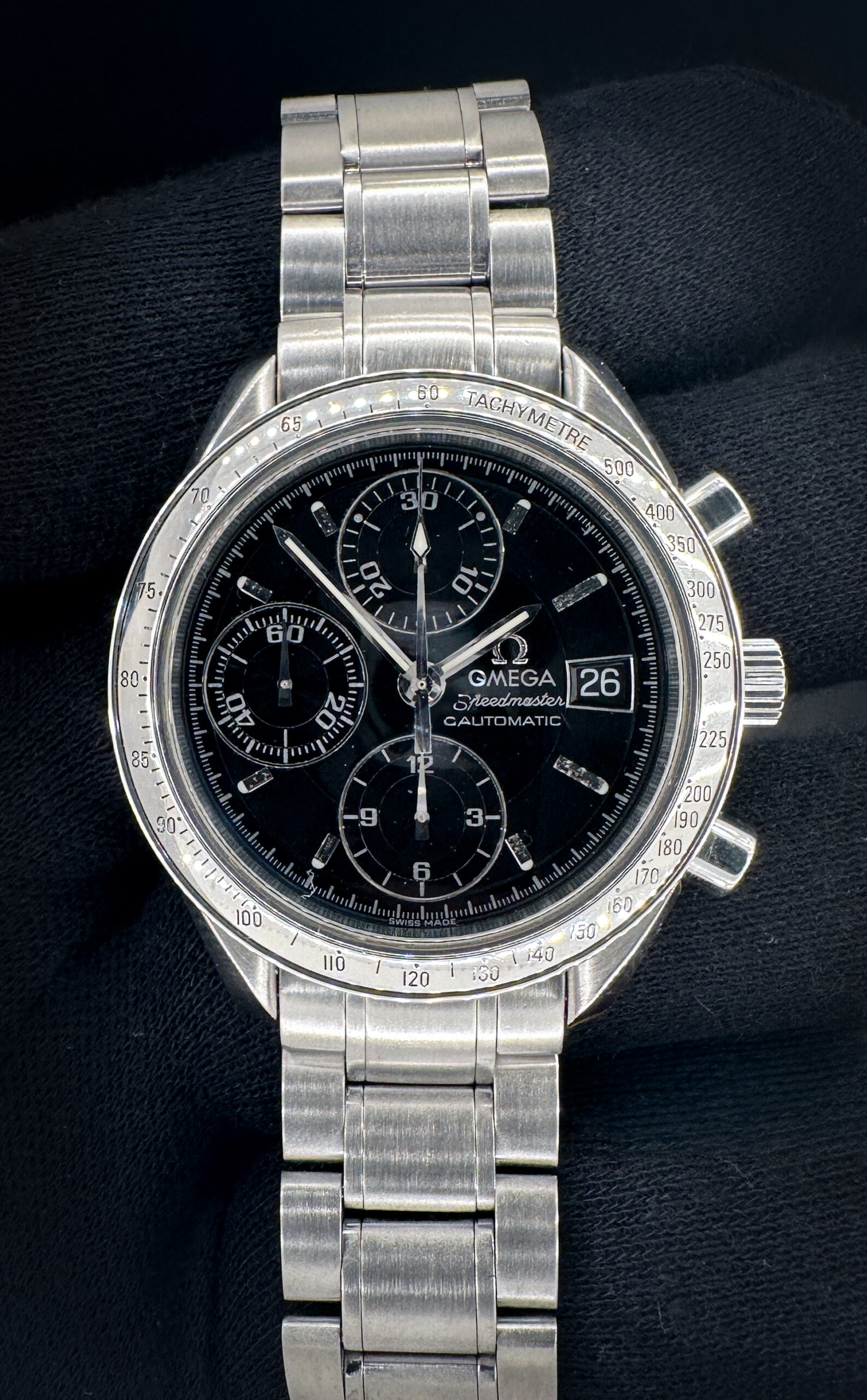 Vintage 1996 Omega Speedmaster Date 3513.50.00 in a 39mm stainless steel case, featuring the Omega calibre 1152 automatic movement. This Omega has been tested in excellent working order and is ready for wear or to add to a collection. Includes: outer box; inner case, instruction booklet; leatherette wallet; warranty card; and extra bracelet links. Please note that the leatherette wallet and case are flaking as common with these vintage accessories.  Case Serial Number: 59826XXX