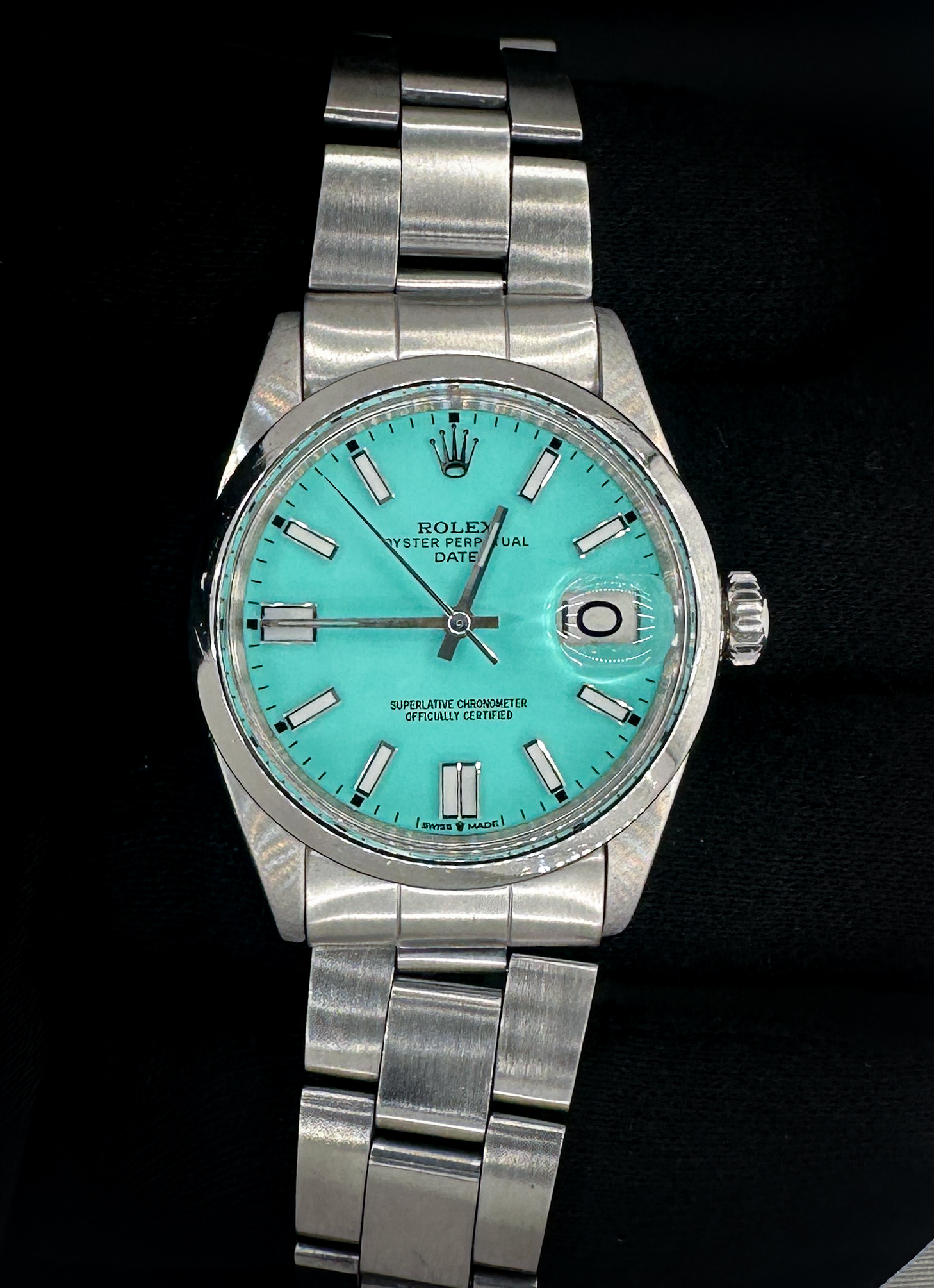 Vintage 1970 Rolex 1500 Oyster Perpetual Date in a 34mm stainless steel case, featuring a custom Tiffany-Blue dial, powered by the Rolex calibre 1570 automatic movement. This Rolex was Serviced in January 2026. Includes a new Wrist Wraith travel case, as well as the TLC Warranty and Authentication card. Case Serial Number: 2331XXX