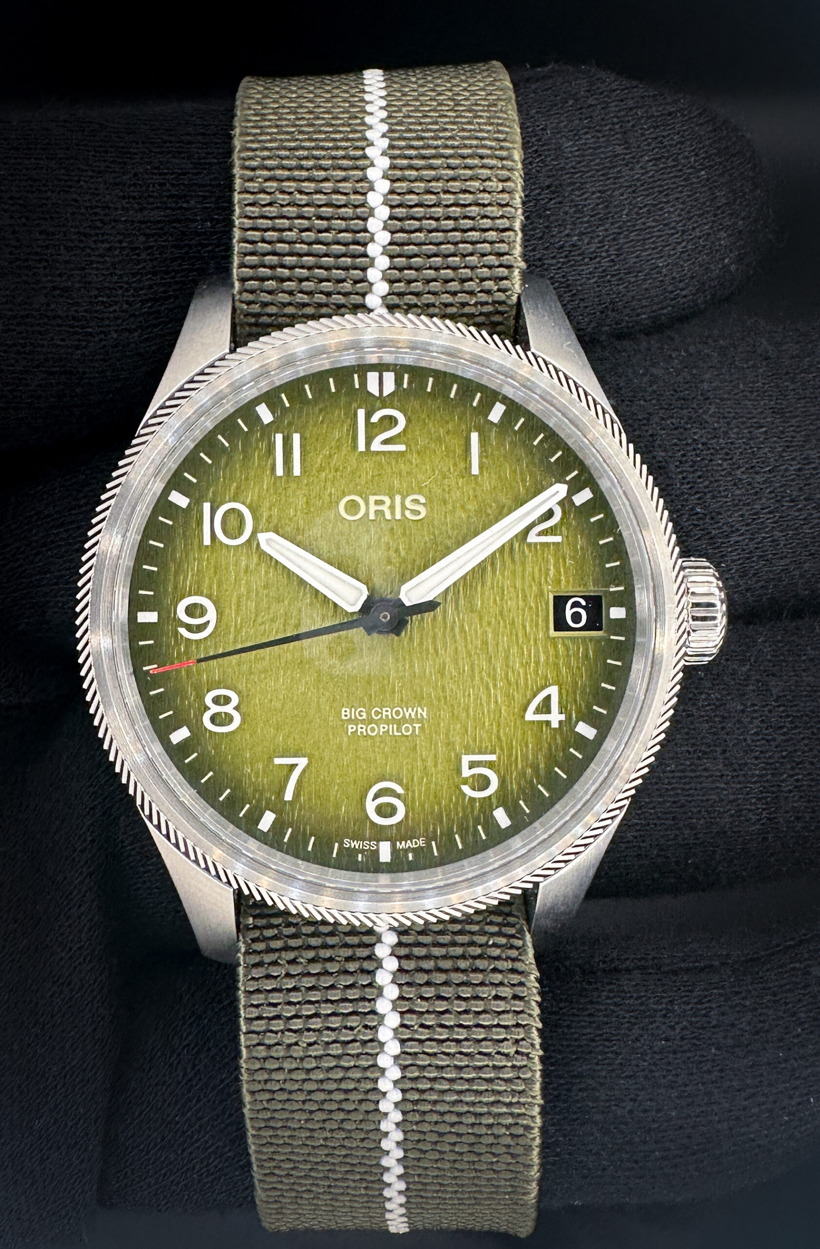 New Unworn, 41mm Oris ProPilot Okavango Air Rescue Limited Edition #982/2011. Includes the original outer box, inner case, folder, instruction booklet, and warranty card. The Oris ProPilot Okavango Air Rescue Limited Edition is a purpose-built pilot’s instrument created in partnership with Okavango Air Rescue, the aeromedical helicopter service operating in Botswana’s Okavango Delta. This exceptional model features a bold 44mm stainless steel case paired with a rich green dial inspired by the lush landscape of the Okavango region. High-contrast luminous Arabic numerals, an oversized pilot’s crown, and a robust multi-piece case construction ensure maximum legibility and durability in demanding environments. Powering the watch is the Oris Calibre 751 Swiss automatic movement, delivering reliable performance and a 38-hour power reserve.