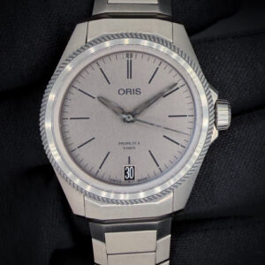 The Oris ProPilot X Calibre 400 Ref. 01 400 7778 7153, is a contemporary expression of independent Swiss watchmaking, combining cutting-edge movement technology with lightweight, aerospace-inspired design. Crafted entirely from titanium, both the case and integrated bracelet offer exceptional strength while remaining remarkably light and comfortable on the wrist. The case measures 39mm in diameter, approximately 11.8mm in thickness, and features a lug-to-lug of about 47mm—making it an ideal size for daily wear. The signature turbine-style bezel, textured dial, and sapphire crystal with anti-reflective coating complete the modern, technical aesthetic.