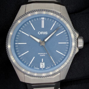 The Oris ProPilot X Calibre 400 Ref. 01 400 7778 7155, is a contemporary expression of independent Swiss watchmaking, combining cutting-edge movement technology with lightweight, aerospace-inspired design. Crafted entirely from titanium, both the case and integrated bracelet offer exceptional strength while remaining remarkably light and comfortable on the wrist. The case measures 39mm in diameter, approximately 11.8mm in thickness, and features a lug-to-lug of about 47mm—making it an ideal size for daily wear. The signature turbine-style bezel, textured dial, and sapphire crystal with anti-reflective coating complete the modern, technical aesthetic.