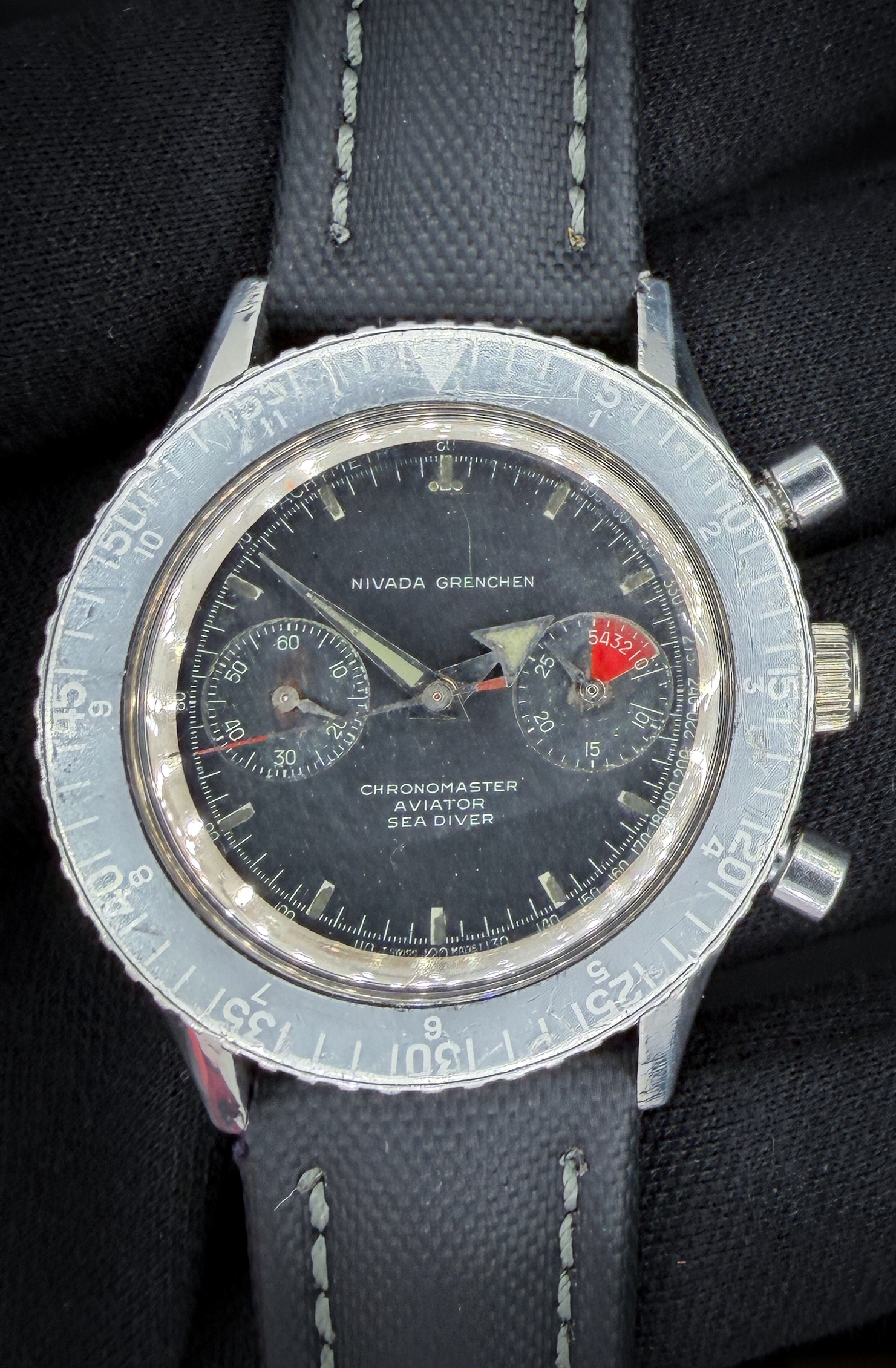 Offered here is a 1960s Nivada Grenchen Chronomaster Aviator Sea Diver 1832M8222 — an original, honest example of one of the most versatile tool chronographs of the era. Powering this example is the revered Valjoux 92 hand-wound movement — a column-wheel chronograph caliber respected for its reliability, smooth actuation, and historical significance. The watch was professionally serviced in January 2026 and is running as it should.