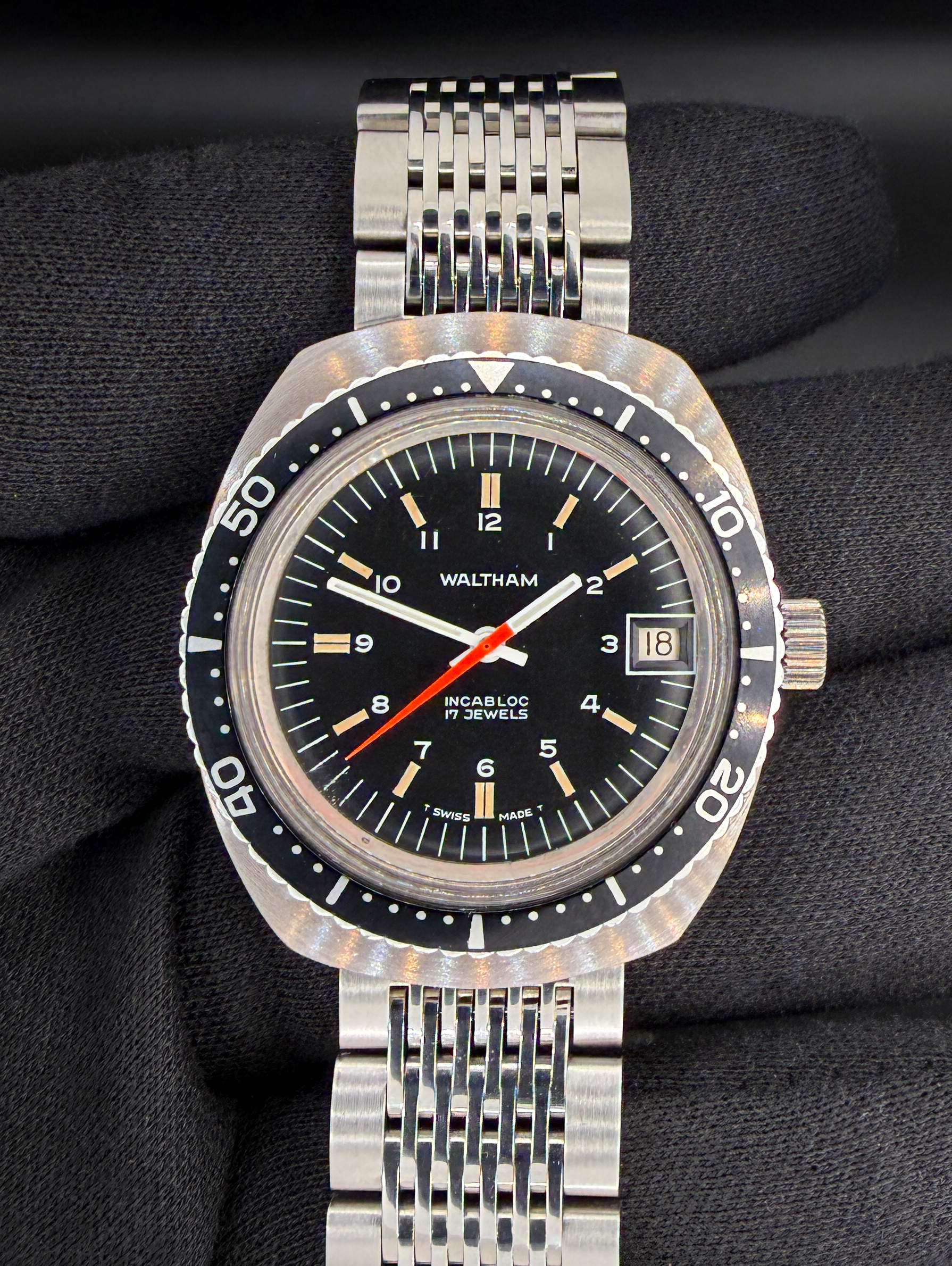 Offered here is a classic 1970’s Waltham Skin Diver, a vintage tool watch that perfectly captures the bold design language of the era. Housed in a 37mm x 42mm stainless steel tonneau-shaped case, this piece wears with strong wrist presence while remaining versatile for everyday use. The wide brushed surfaces, black rotating dive bezel, and squared profile give it that unmistakable 1970’s dive aesthetic. Accuracy: +4 spd / 264 amplitude / 0.0ms beat error