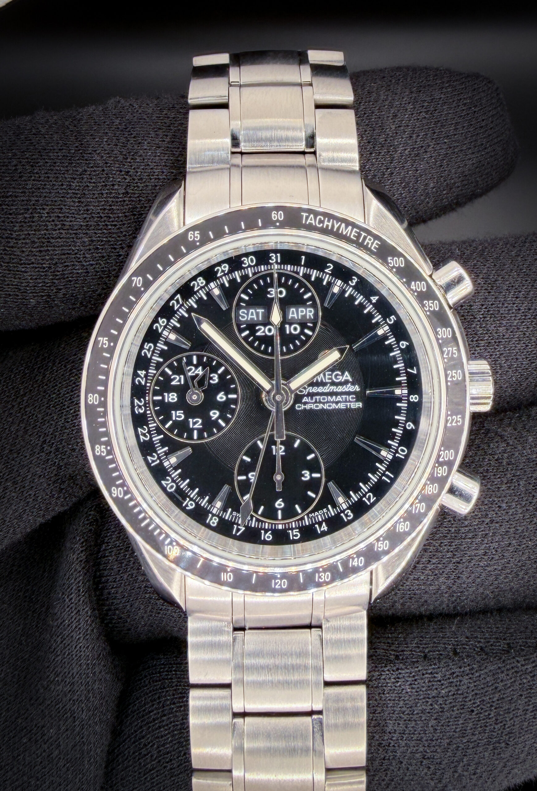 2007 Omega Speedmaster 40 Day-Date Triple Calendar 3220.50, in a 40mm stainless steel case, powered by the Omega 3606 automatic chronograph. This Speedmaster includes: outer box, inner red case; hang tag (matching serial), case stickers; instruction booklet; warranty card; chronometer certification; and pictogram card. This Speedmaster has been tested in good working order and is ready to wear or to be added to a collection.