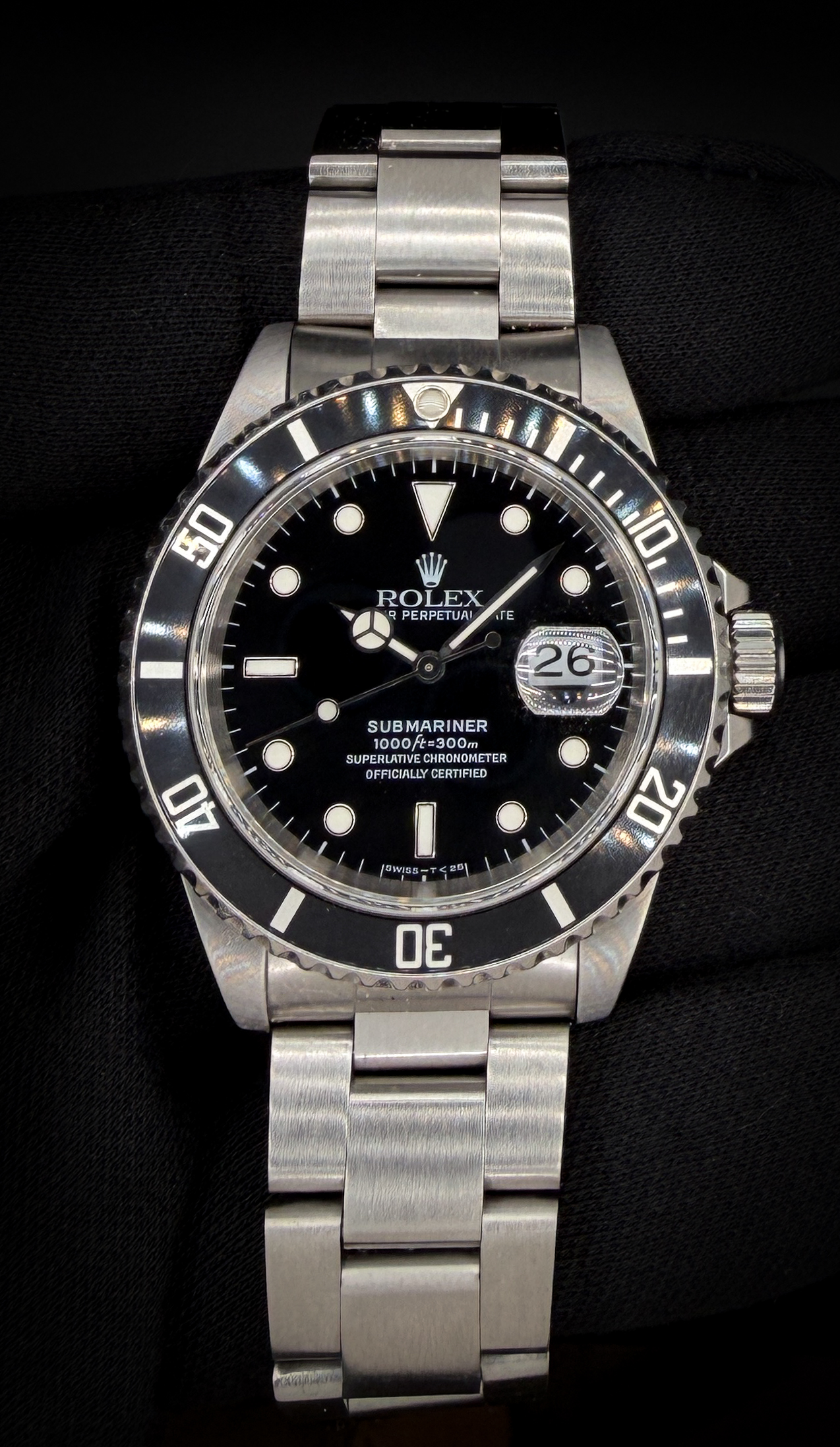 Offered here is a 1996 Rolex Submariner Date 16610, a true neo-vintage icon powered by the legendary Rolex calibre 3135 automatic movement. This example features the classic 40mm stainless steel case, unidirectional black aluminum bezel insert, and glossy black dial with white gold–surrounded lume plots. The case remains strong with thick lugs and well-defined crown guards, and the Oyster bracelet (93150 with 501B end links and Z6 clasp code) presents with honest wear consistent with age. The bracelet currently has one (1) removable link installed and will fit approximately a 7.5 inch wrist. Accuracy Testing: +/-5SPD / 288 Amp / .1ms