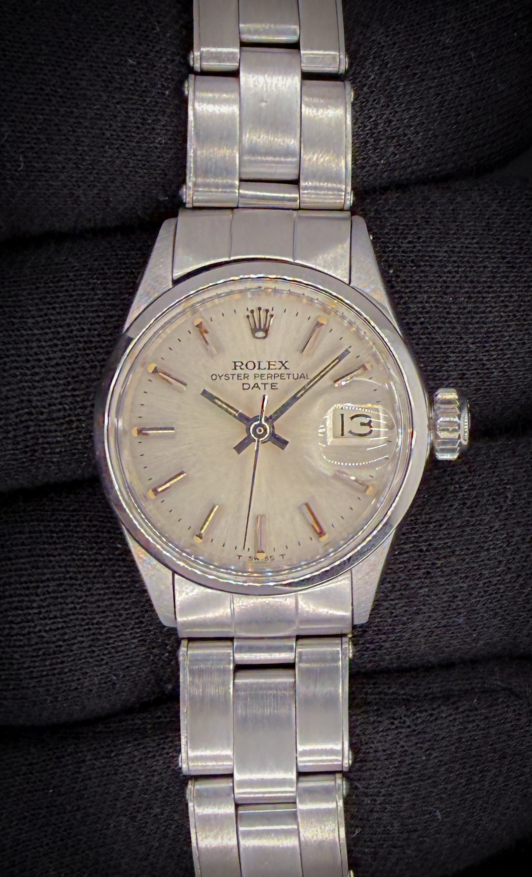 Offered here is the vintage Rolex Oyster Perpetual Date reference 6516, a classic mid-century ladies model dating to 1957 and showcasing the timeless design language of early Rolex automatic watches. This “Date” configuration features the signature date display, adding practical functionality to its refined and compact design—an excellent option for collectors seeking an elegant and wearable vintage Rolex. Case Serial Number: 2448XXX Accuracy: +/-2 SPD / 295 amplitude / 0.2ms beat error