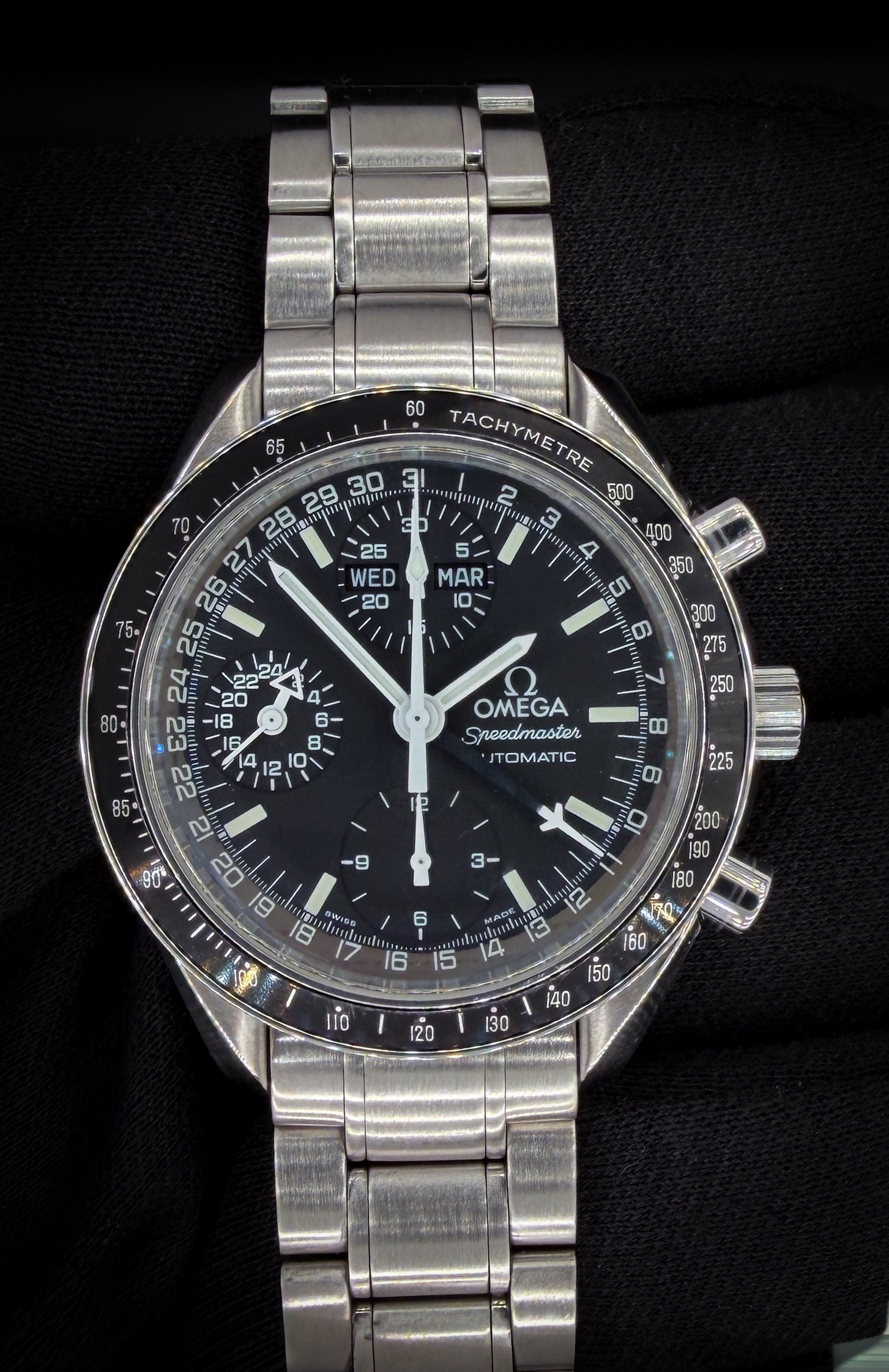 Vintage 1998 Omega Speedmaster Day-Date 3520.50.00 in a 39mm stainless steel case, featuring the Omega calibre 1151 automatic movement. This Speedmaster has been tested in excellent working order and is ready for wear. Includes a Wrist Wraith travel case and TLC Warranty/Authentication Card.  Accuracy Testing: +/- 3 SPD / 304 Amplitude / .2ms Beat Error Case Serial number: 55703XXX