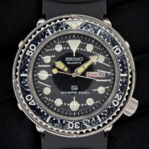 Offered here is a classic early example of the Seiko “Tuna” Professional 300m diver, reference 7549-7010, dating to April 1981. This model represents one of Seiko’s most iconic tool watches, designed for professional use with its monocoque case construction and protective outer shroud. Serial Number: 1504XX Powered by the robust Seiko 7549 quartz movement, known for its reliability and durability. A new battery was installed in April 2025. The watch has been fitted with a new period-correct rubber strap, maintaining the original tool-watch aesthetic.