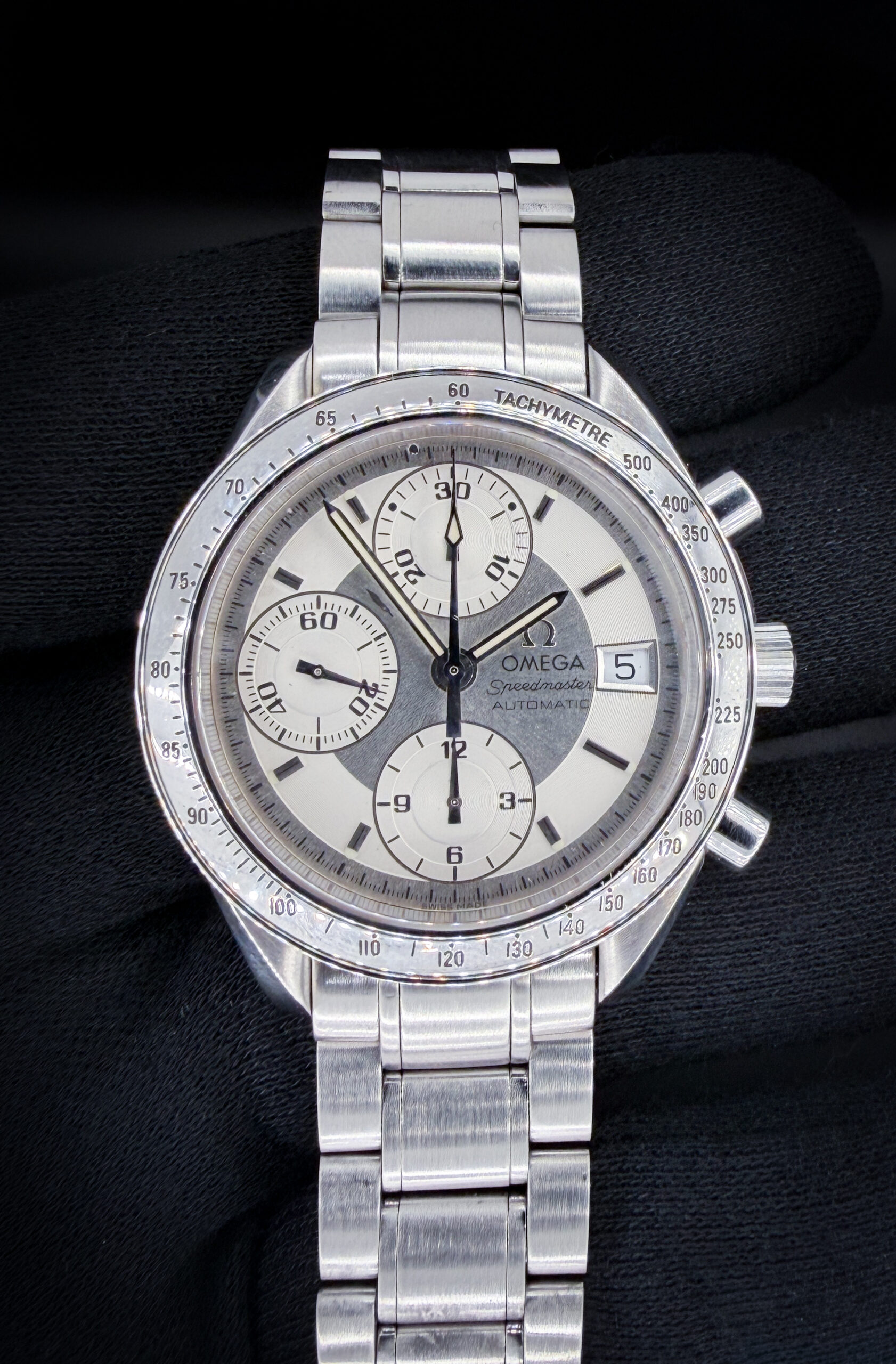 Offered here is a clean and well-presenting Omega Speedmaster Date 3513.30 in a 39mm stainless steel case, featuring the desirable white and silver dial with applied indices and tri-compax layout. Powered by the Omega caliber 1152 automatic chronograph movement, this model delivers reliable performance and classic Speedmaster styling in a versatile, wearable case. The watch was professionally serviced in March 2026 and is running within excellent specifications: Accuracy Testing: +/- 3 seconds per day / 285 amplitude / 0.0 ms beat error The bracelet is currently sized to approximately a 7.75 inch wrist with six (6) removable links installed.