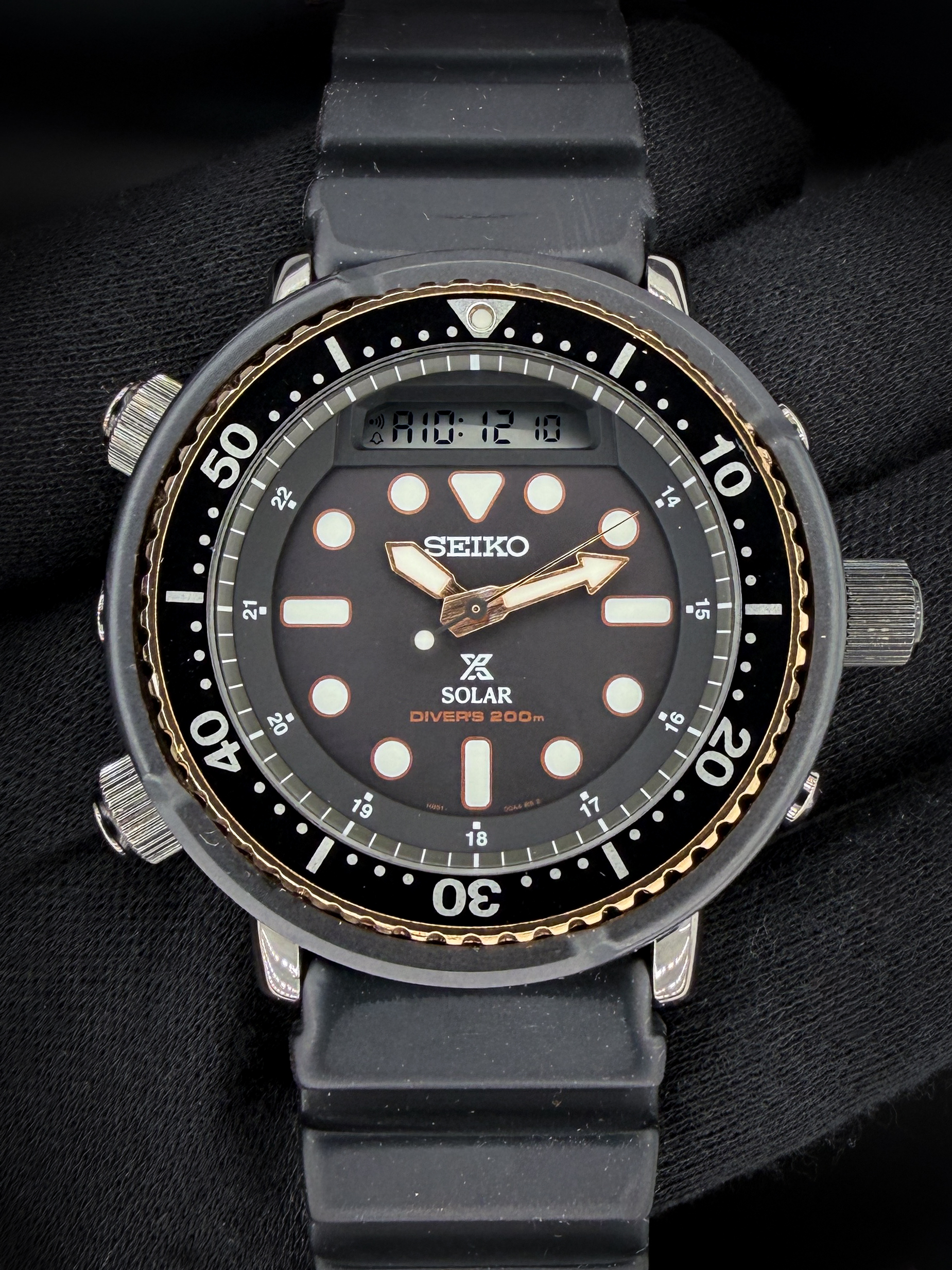 Seiko Prospex Tuna “Solar Arnie” H851-00A0 in a 47mm case, powered by the Seiko H851 solar movement. This watch includes the outer box, inner pillow, instruction book, and TLC warranty/authentication card.