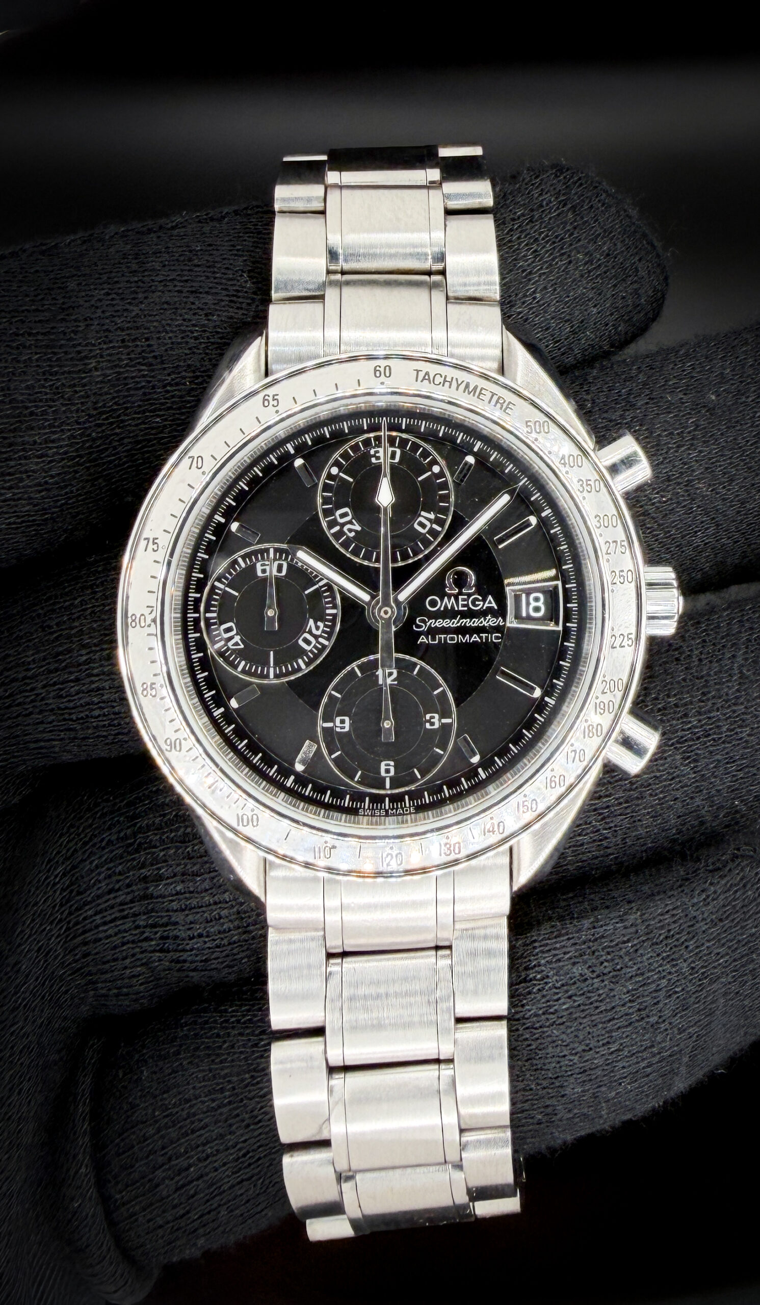 2015 Omega Speedmaster Date 3513.50.00 in a 39mm stainless steel case, featuring the Omega calibre 1152 automatic movement. This Omega has been tested in excellent working order and is ready for wear or to add to a collection. Includes: outer box; inner case, instruction booklet; leatherette wallet;  and warranty cardPlease note that the leatherette wallet and case are flaking as common with these vintage accessories. Case Serial Number:59220XXX