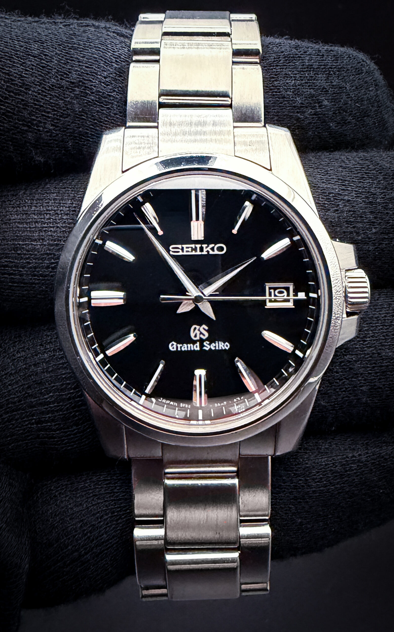 2012 Grand Seiko Heritage Collection SBGX055 in a 37mm stainless steel case, powered by the Grand Seiko 9F62 quartz movement. This GS has been tested in excellent working order with a new battery installed April 2026. Includes: Case, warranty cover; instruction booklet and extra links.