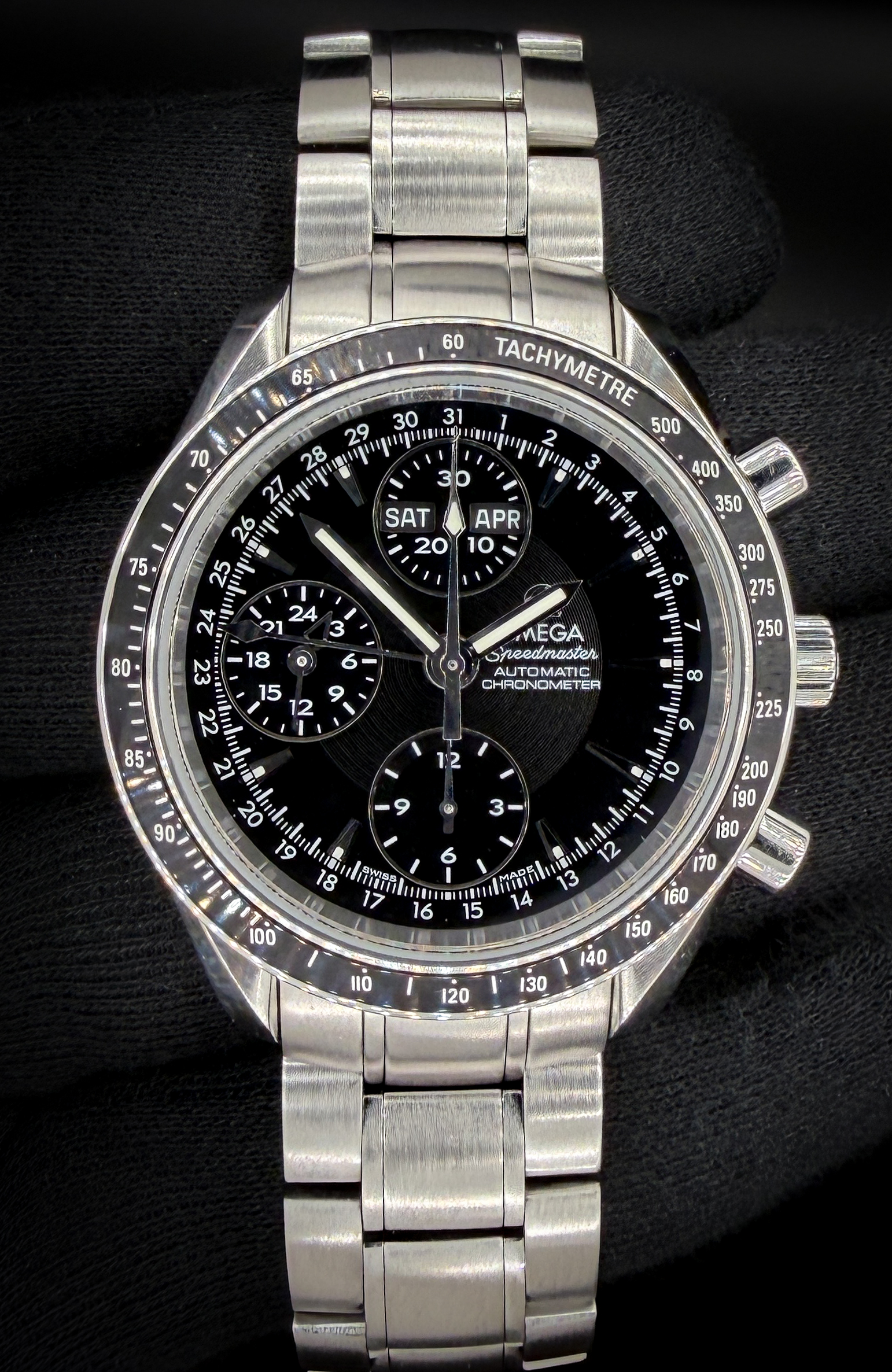 Omega Speedmaster Day-Date 40mm Ref. 3220.50.00, in a 40mm stainless steel case, powered by the Omega 3606 automatic movement. This Speedmaster has been tested in excellent working order and is ready for daily wear or to be added to a collection. Includes: Outer Box; Inner Case; Travel Pouch; Leatherette Wallet; Instruction Book; Pictogram Card; Warranty Card (open); and serial-matching hang-tag. (Please note the case inner leatherette shows wear consistent with age). Case Serial Number: 84573XXX Accuracy Testing: -2 spd / 304 Amplitude / 0.0ms beat error