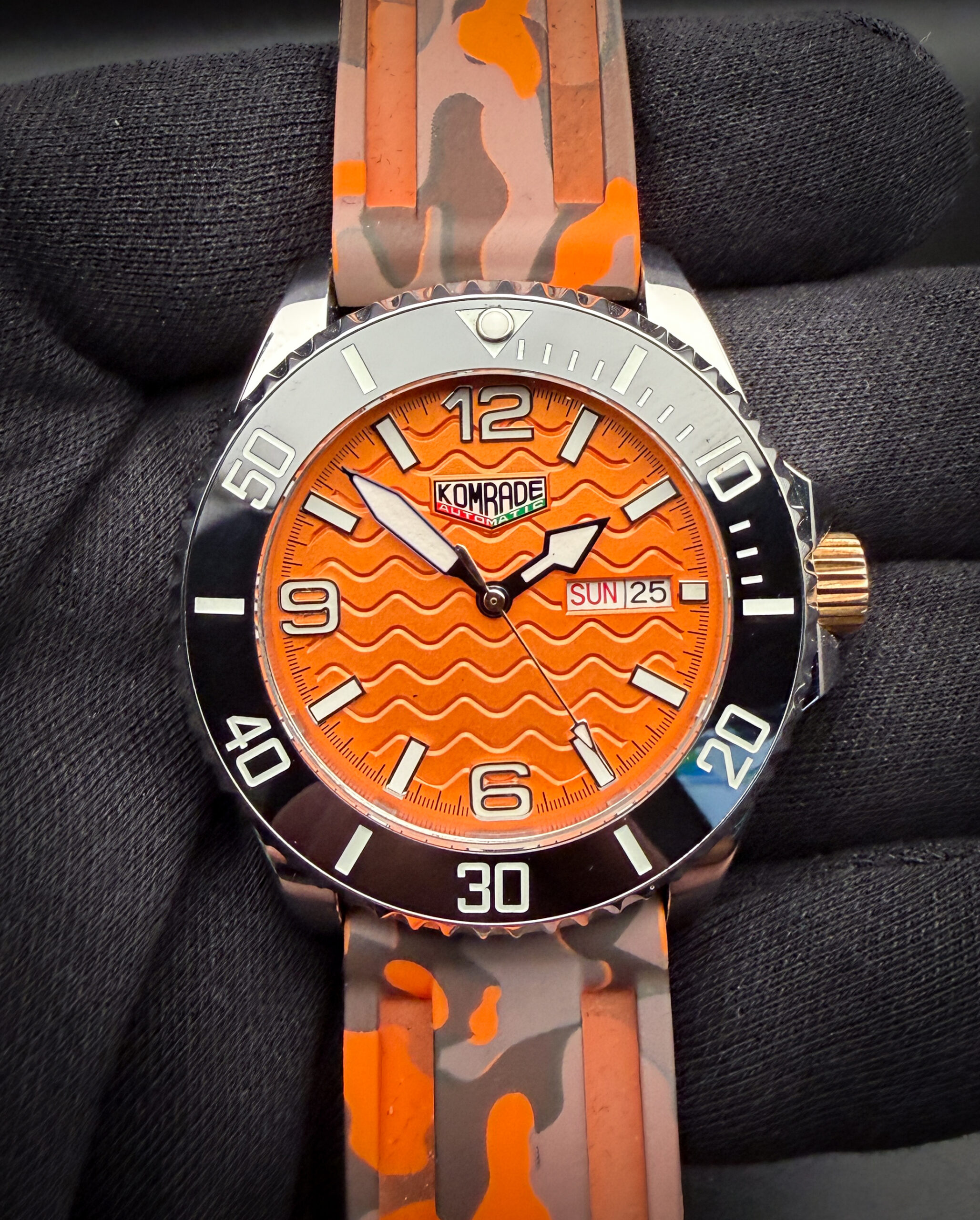 Komrade Urban Diver UD-DO-076 in a 43mm stainless steel case, powered by the powerhouse Seiko NH36A automatic movement. This Komrade has been tested in excellent working order and is ready for wear or to be added to a collection. 