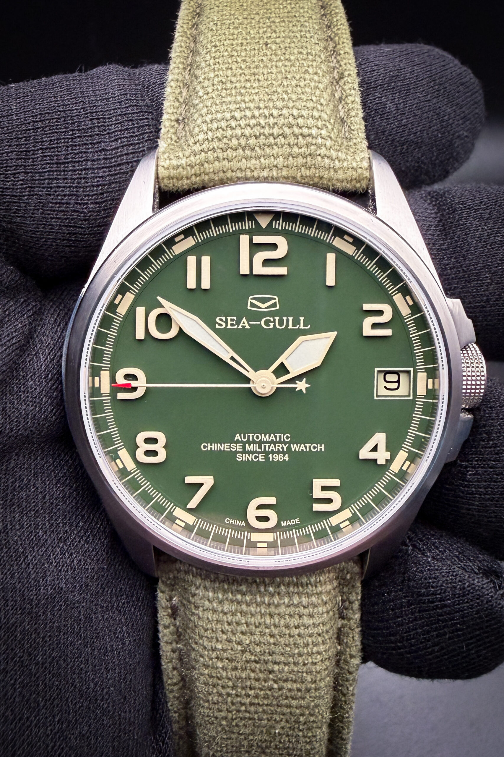 Sea-Gull Chinese Military D813.581 Type-99 "Tank Commander," in a 44mm stainless steel case, powered by the Sea-Gull in-house automatic movement. This watch has been tested in wonderful working order and is ready for daily wear or to be added to a collection: Includes the case; instruction book; and warranty card date 2018/11/14. The crystal is clear and free of scratches or mars. The dial and hands are pristine with no stains or discoloration. The case is wonderful, with a few light spider-lines from careful use.