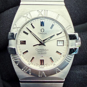 Omega Constellation Perpetual Calendar "Double Edge" 1513.30.00 in a 38mm stainless steel case, powered by the Omega 1680 quartz movement. This Omega has been tested in excellent working order with a new battery installed May 2026. Includes: Outer Box; Inner wooden case; Travel case; instruction book; leatherette wallet; and TLC authentication card. 