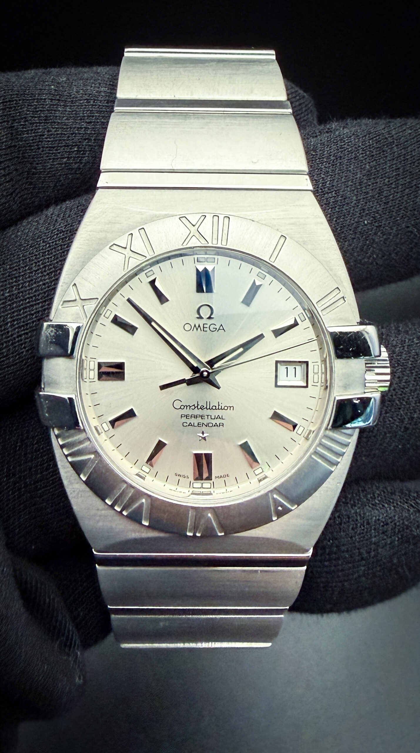 Omega Constellation Perpetual Calendar "Double Edge" 1513.30.00 in a 38mm stainless steel case, powered by the Omega 1680 quartz movement. This Omega has been tested in excellent working order with a new battery installed May 2026. Includes: Outer Box; Inner wooden case; Travel case; instruction book; leatherette wallet; and TLC authentication card. 