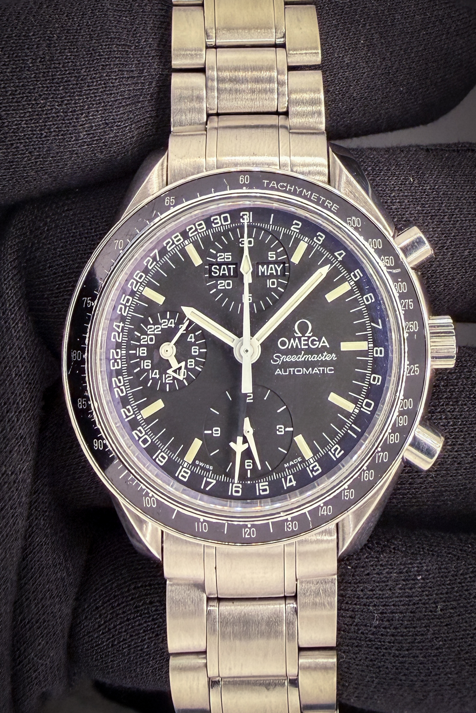 Vintage Omega Speedmaster Day-Date 3520.50.00 in a 39mm stainless steel case, featuring the Omega calibre 1151 automatic movement. This Speedmaster has been tested in excellent working order and is ready for wear. Includes: Omega outer box; inner leatherette case; wallet; instruction book; hang tag (matching serial); and open warranty card. (Please note the red leatherette shows wear and chipping common to Omega boxes of the era) Case Serial number: 57076XXX