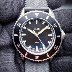 VAER D4 Solar VA-D4-01 in a versatile 38mm stainless steel case, blending classic military field-watch styling with modern solar-powered practicality and everyday durability. This watch has been tested in excellent working order and is ready to take on the next adventure. It is paired with the VAER Black FKM Waffle Strap.